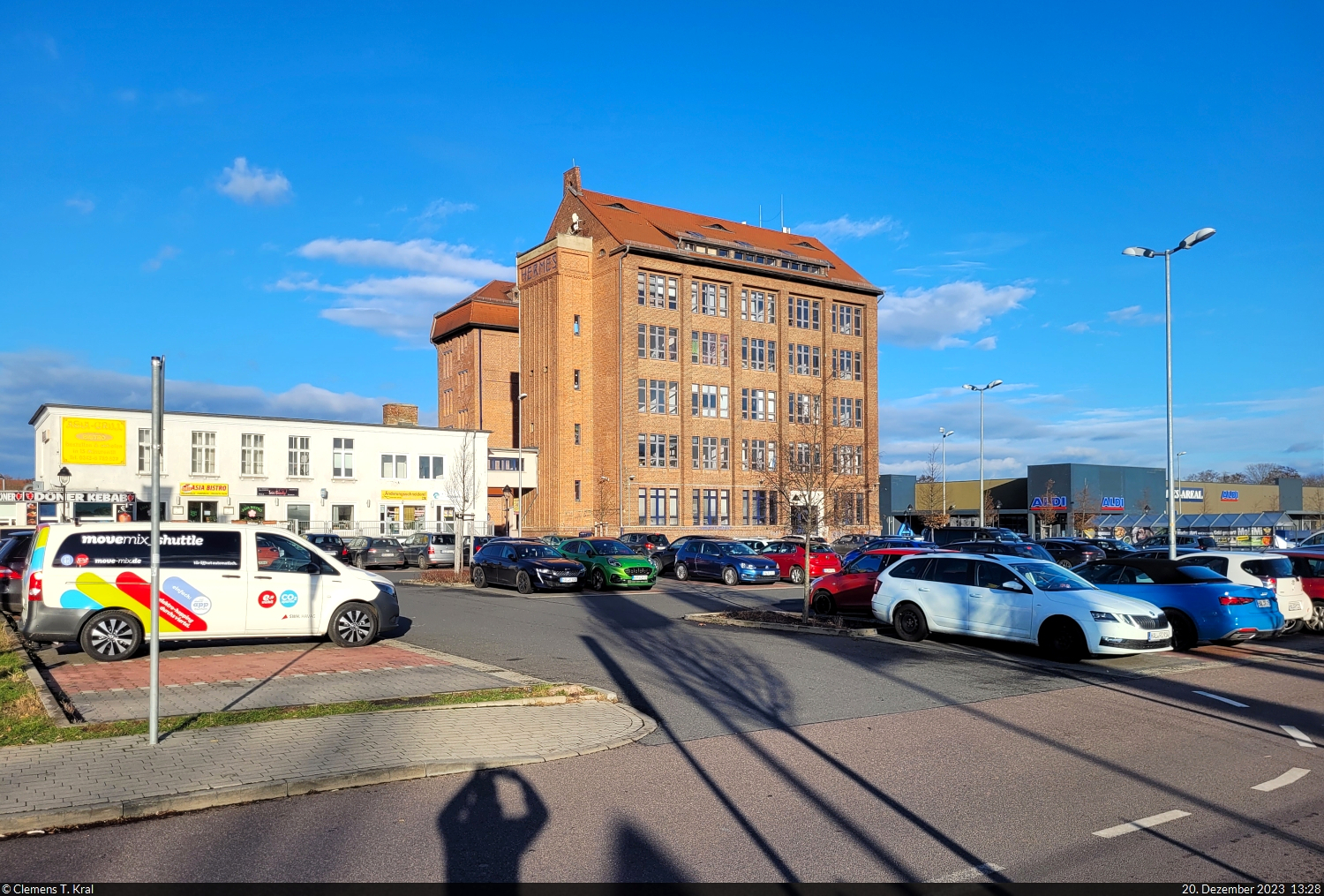 Hermes-Areal in Halle (Saale), benannt nach dem ehemaligen Traditionsunternehmen Hermes, das Schreibwaren herstellte. Heute befindet sich in dem Backstein-Bau ein Standort der Kunsthochschule Burg Giebichenstein. Daneben wurden zwei Supermrkte errichtet, was den groen Parkplatz erklrt.

🕓 20.12.2023 | 13:28 Uhr