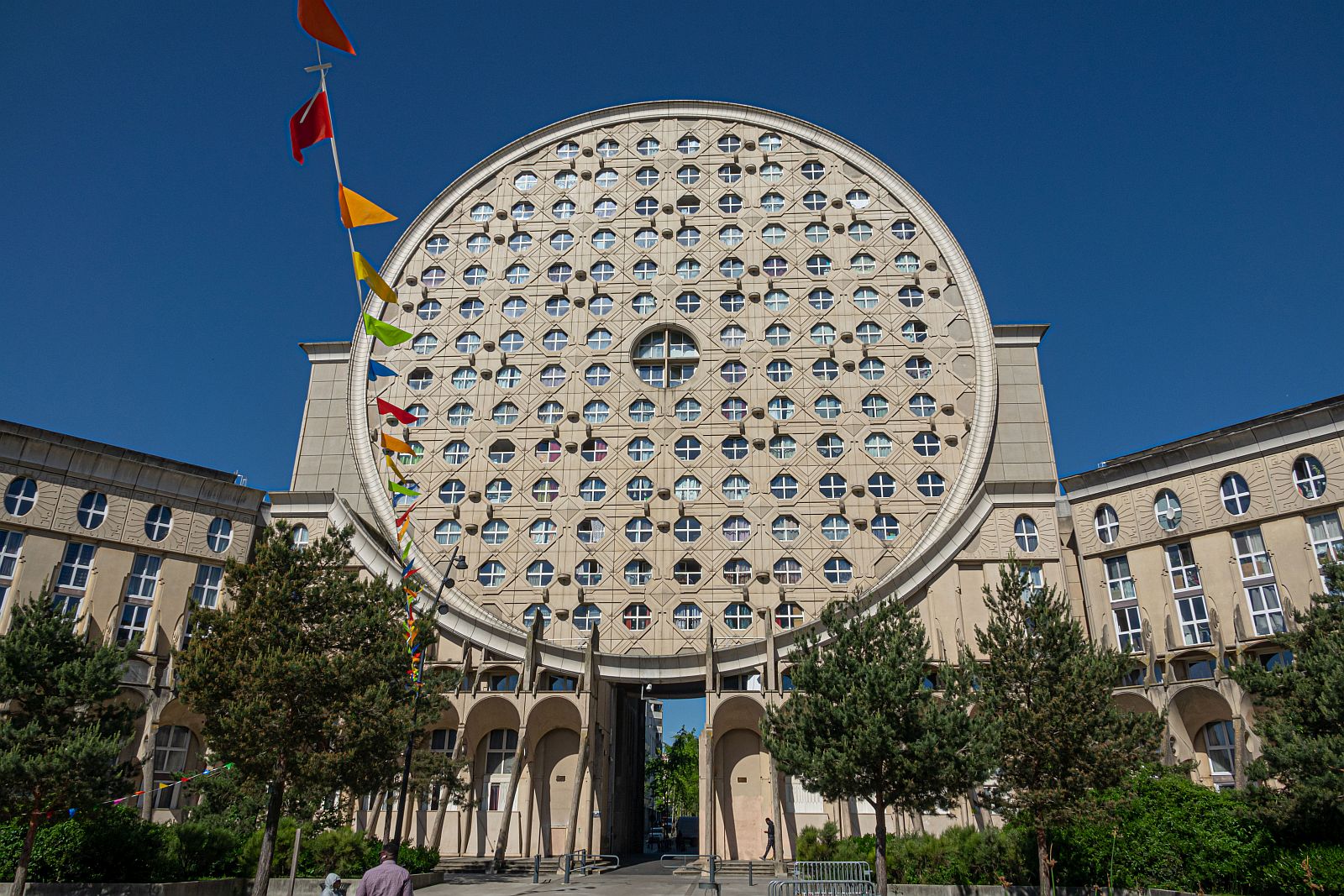 Hier ist ein Teil der Wohnkomplex  Arnes de Picasso  zu sehen. Noisy-le-Grand (Paris), 2023. Weitere infos: https://de.wikipedia.org/wiki/Ar%C3%A8nes_de_Picasso