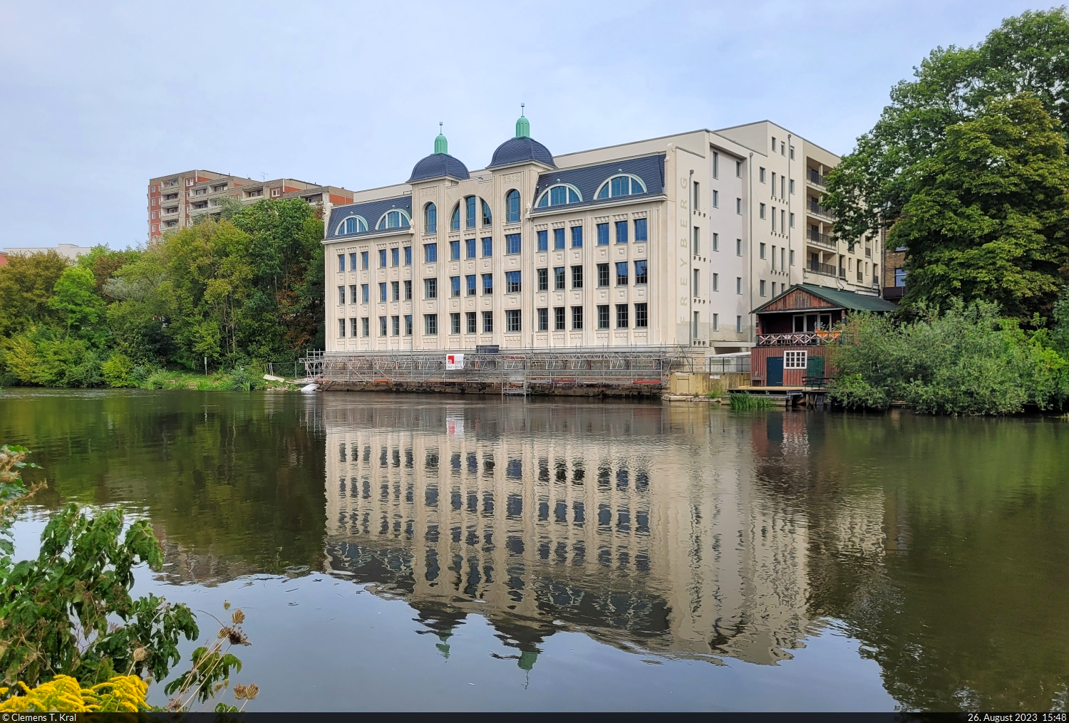 Hier hat sich richtig was getan: Die alte Freyberg-Brauerei in der Sdlichen Innenstadt von Halle (Saale) wird gerade saniert. Nach der Schlieung 1990 lag sie jahrelang brach, nun entstehen hier neue Wohnungen. Mit der ursprnglichen Fassade des denkmalgeschtzten Gebudeteils am Saaleufer hat dies allerdings nicht mehr viel zu tun. Statt frher zwei Geschossen besitzt das alte Brauereihaus nun drei. Dahinter schliet sich ein kompletter Neubau an.

🕓 26.8.2023 | 15:48 Uhr