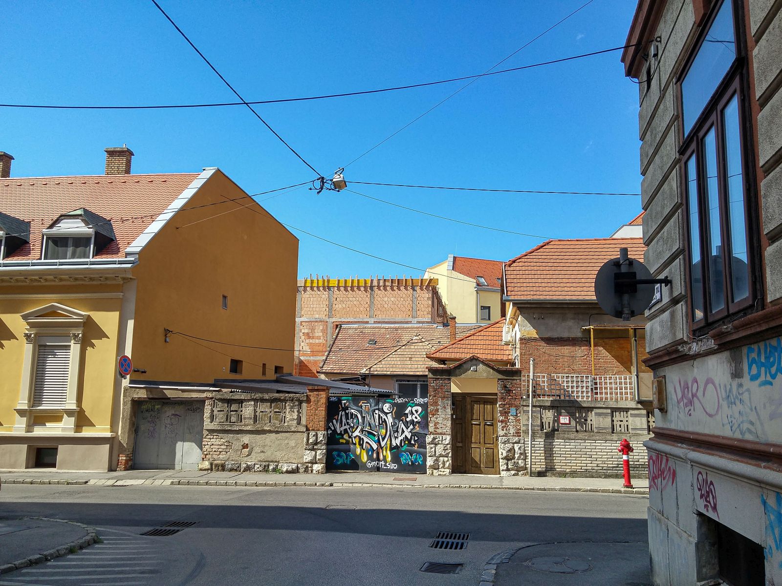 Historische Huser, Graffitis, Baustelle. Das Alles in der Innenstadt von Pcs, Ungarn. Foto: 09.2021