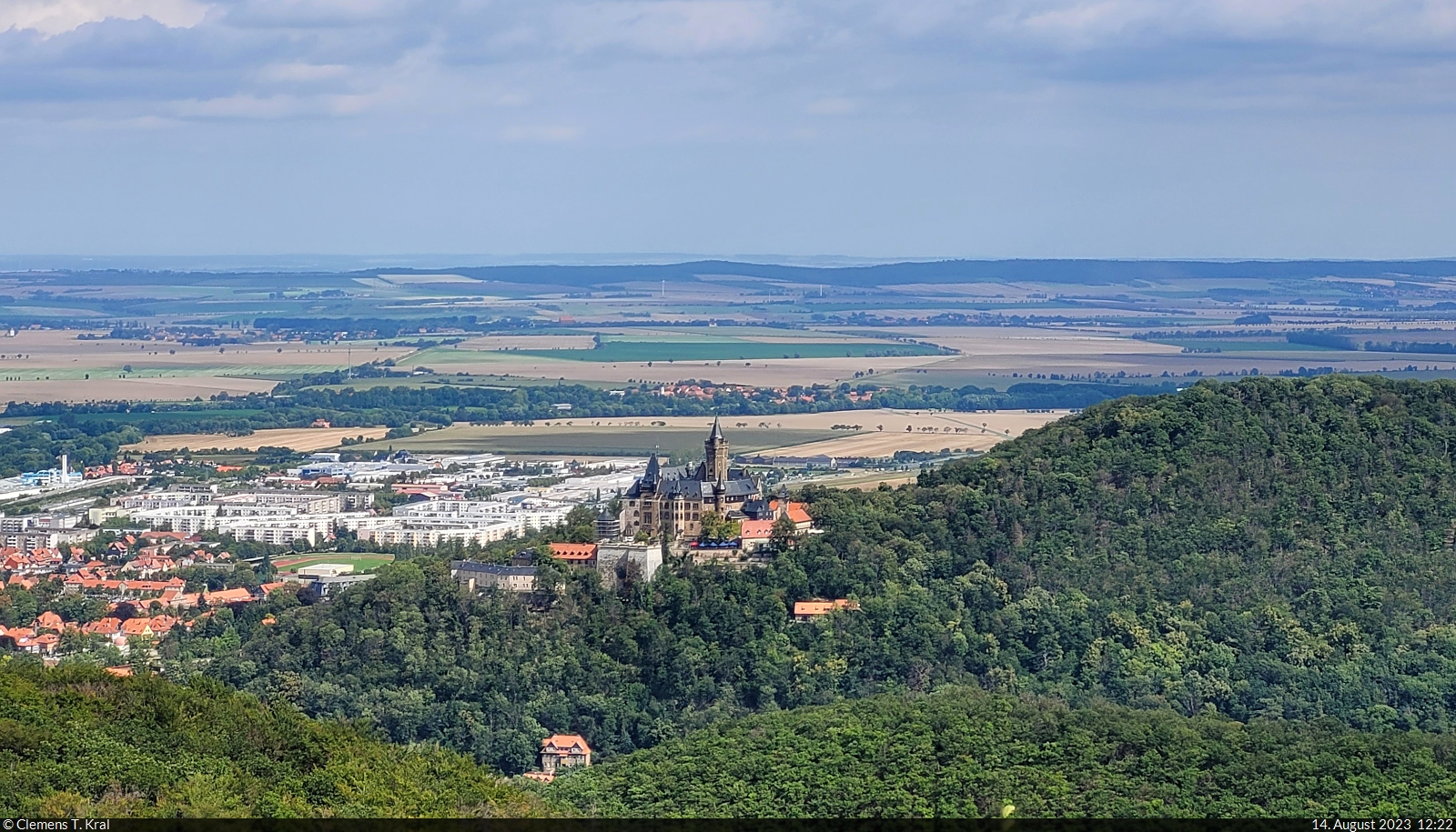 Hoch ber den Wohnhusern thront das Schloss Wernigerode. Fotografiert vom Armeleuteberg sdlich der Stadt.

🕓 14.8.2023 | 12:22 Uhr