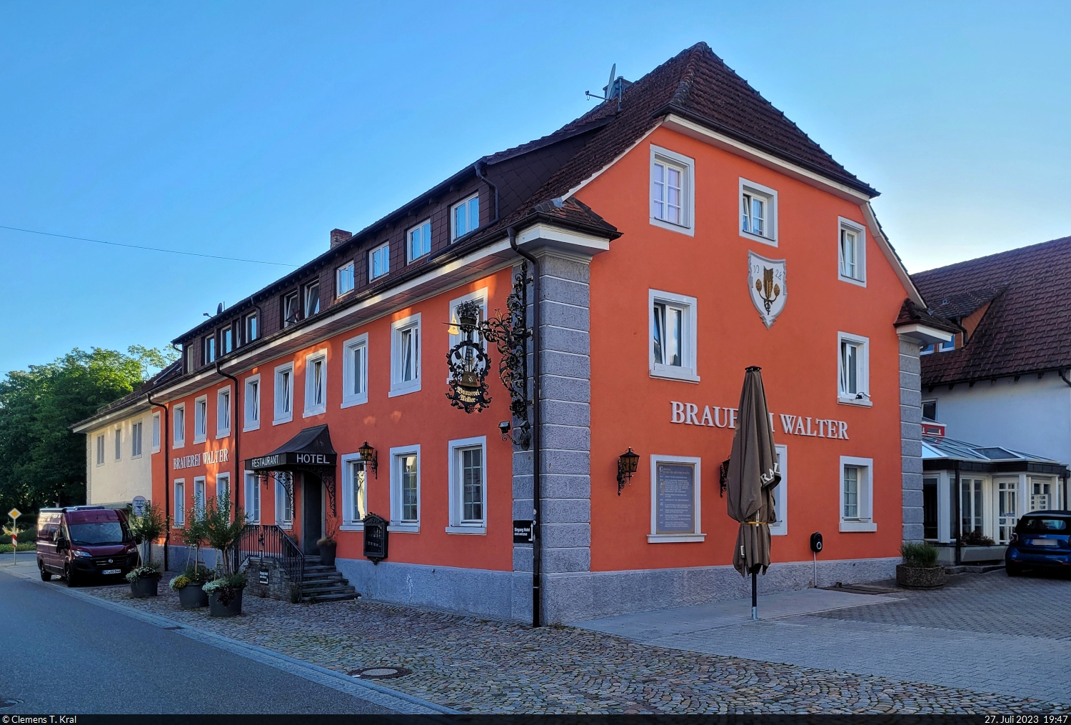 Hotel  Brauerei Walter  an der Hauptstrae in Tiengen (Waldshut-Tiengen). Das Gebude wurde 1830 erbaut und 1860 von dem vermgenden Bierbrauer Karl August Walter gekauft. Er erweiterte es zu einer Kundenbrauerei samt Gastwirtschaft mit Biergarten und Kegelbahn. Der Braubetrieb wurde 1888 eingestellt.

🕓 27.7.2023 | 19:47 Uhr