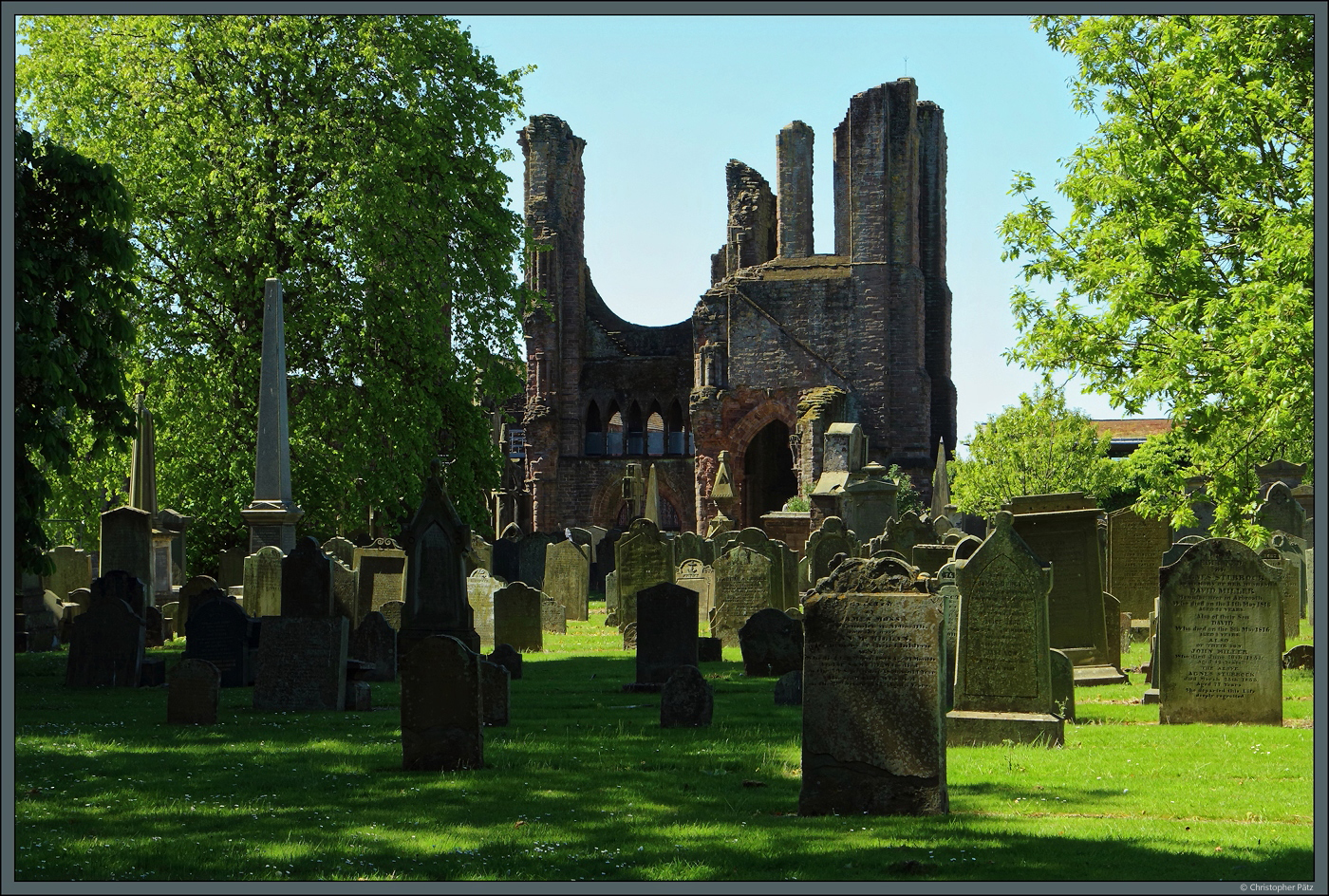 Im nrdlichen Bereich des Klosters Arbroath befindet sich der Friedhof. Im Hintergrund sind die Reste der Westtrme zu sehen. (Arbroath, 16.05.2025)