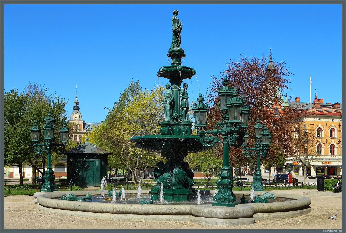 Im Stadtzentrum von Sundsvall befindet sich der Vngvan-Park mit seinem eindrucksvollen Brunnen. (20.05.2023)