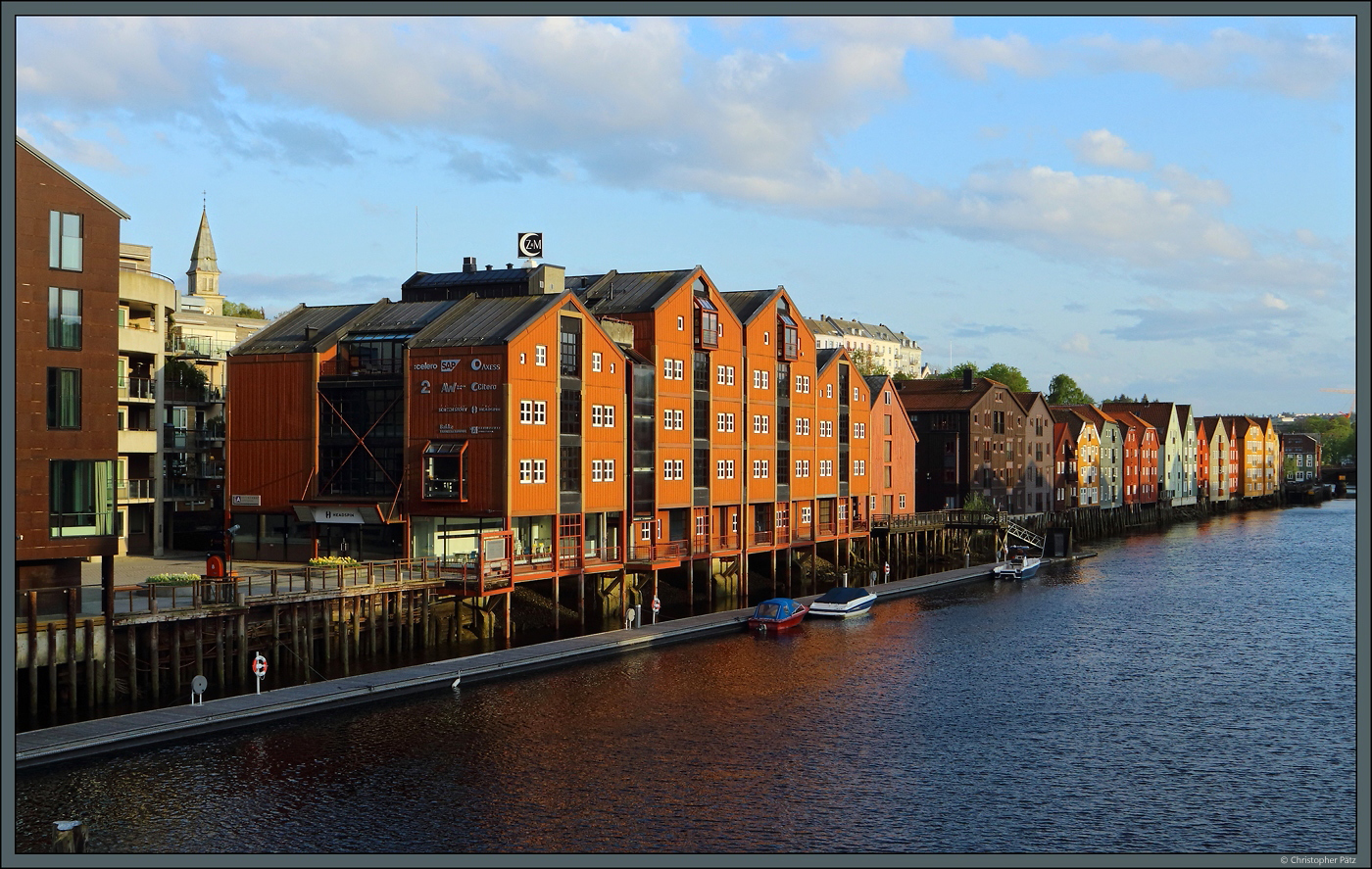 Im Stadtzentrum von Trondheim reihen sich entlang des Flusses Nidelva zahlreiche alte Speicher aneinander. Sie werden heute berwiegend als Wohn- und Geschftshuser genutzt. (Trondheim 24.05.2023)