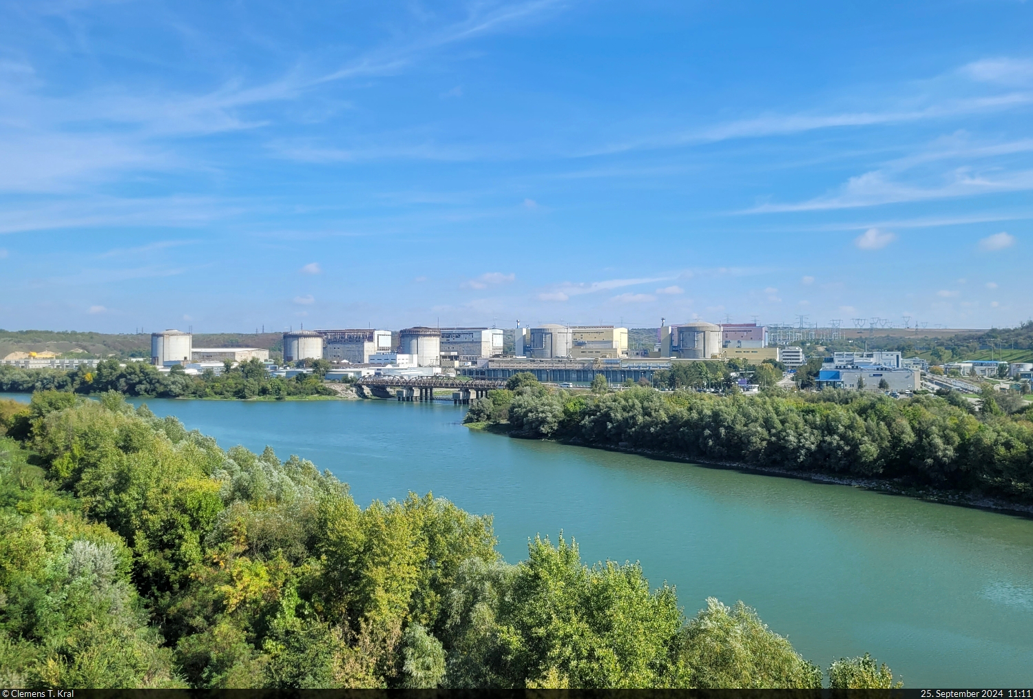 In Cernavodă steht das einzige Kernkraftwerk Rumniens (Centrala Nucleară de la Cernavodă). Bei einer Zugfahrt ber den Donau-Schwarzmeer-Kanal entstand dieses Foto.

🕓 25.9.2024 | 11:40 Uhr