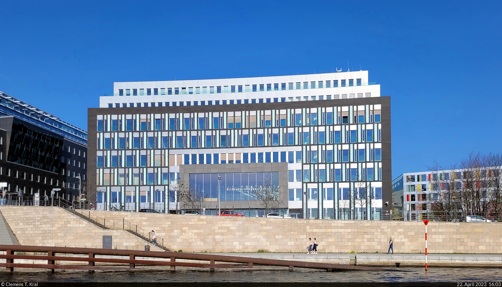 In diesem Gebude an der Kronprinzenbrcke in Berlin treffen Journalisten und Regierungspolitiker aufeinander. Dort findet bis zu dreimal wchentlich die Bundespressekonferenz statt.

🕓 22.4.2023 | 16:03 Uhr