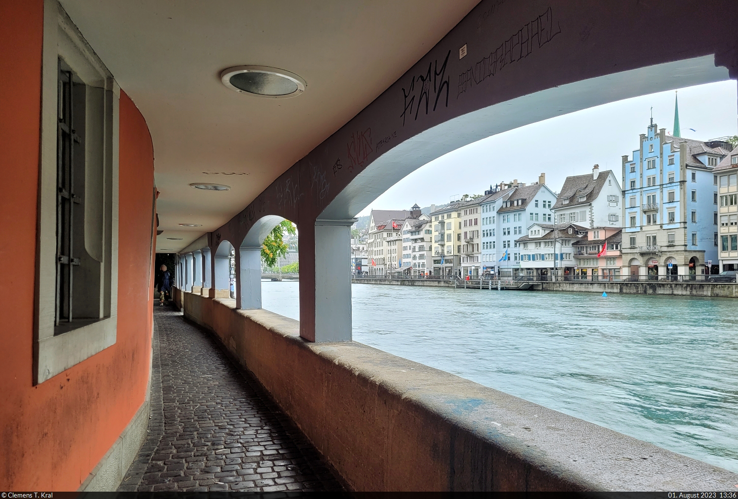 In der Schipfe, einem historischen Quartier in Zrich (CH), fhrt ein schmaler Gang unter einem Wohnhaus an der Limmat entlang. Rundbgen ermglichen es, auf die Huser am anderen Ufer zu schauen.

🕓 1.8.2023 | 13:36 Uhr