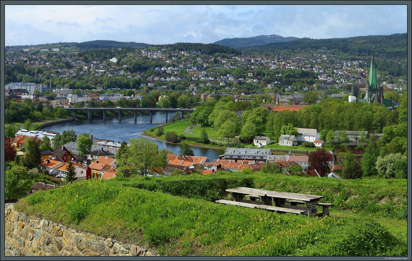 In einer Schleife fliet der Fluss Nidelva am Stadtzentrum von Trondheim vorbei. Rechts sticht der Nidarosdom hervor. (Festung Kristiansten, 26.05.2023)