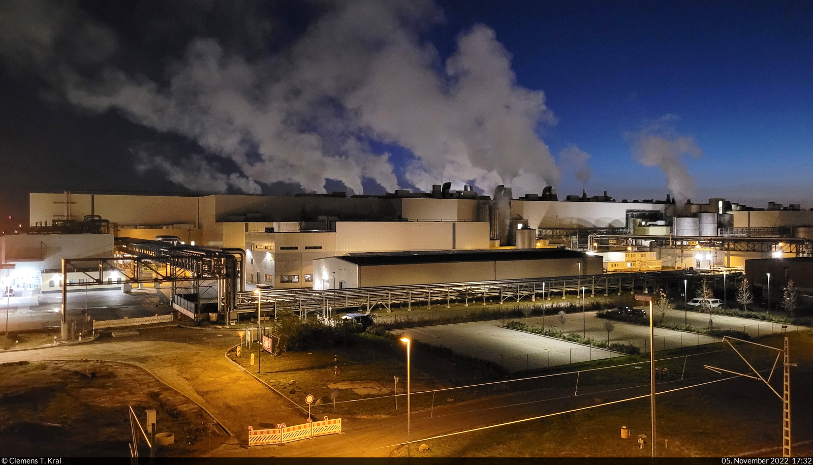 Industriepark Schwarze Pumpe unter klarem Abendhimmel, gesehen aus einem Sonderzug auf der Lausitzer Kohleverbindungsbahn.

🕓 5.11.2022 | 17:32 Uhr