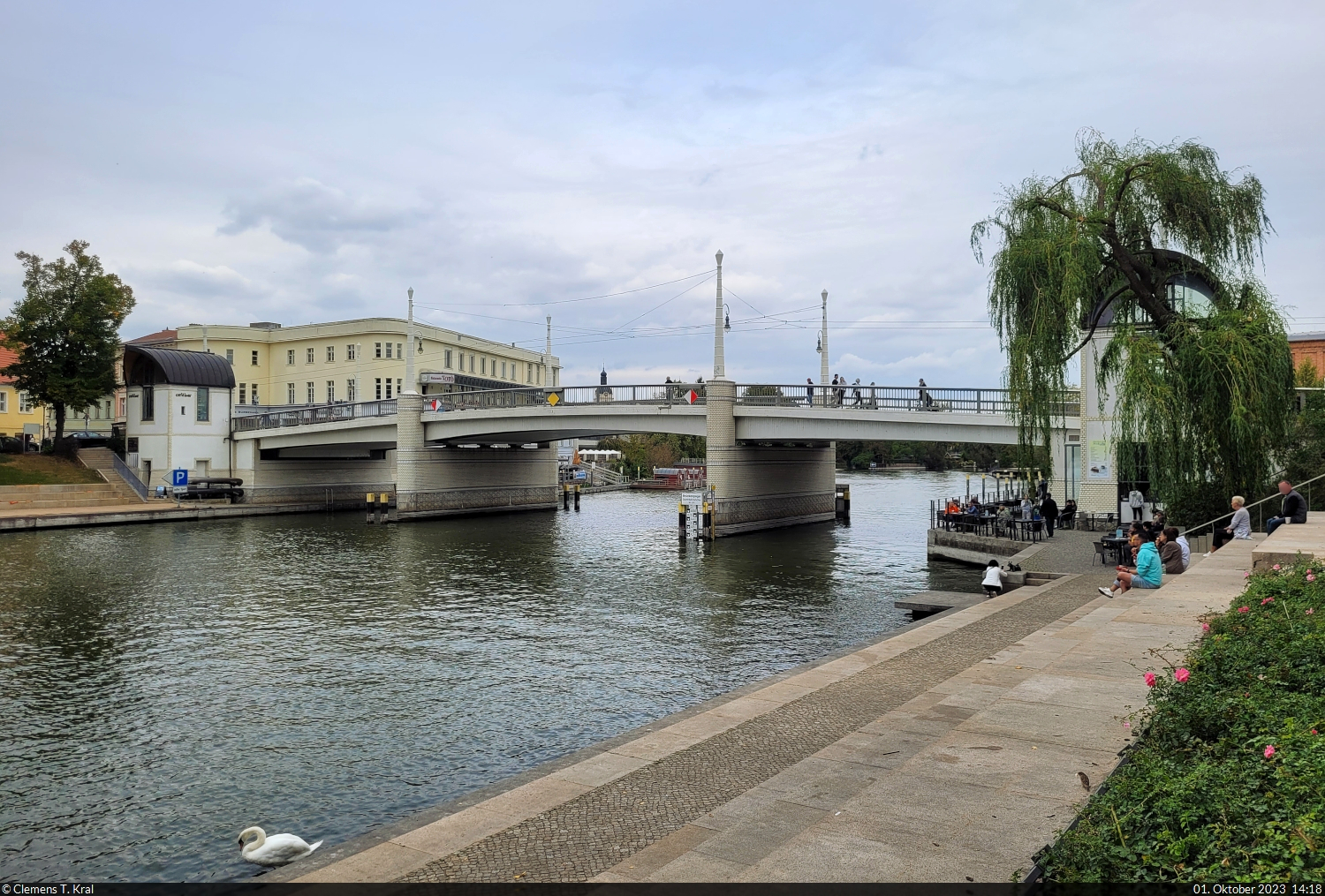 Jahrtausendbrcke in Brandenburg an der Havel. Sie berspannt die Brandenburger Niederhavel und wurde 1929 anlsslich der 1000-Jahr-Feier der Stadt erffnet. Danach musste sie zweimal neugebaut werden: nach dem Zweiten Weltkrieg und Mitte der 90er-Jahre.

🕓 1.10.2023 | 14:18 Uhr