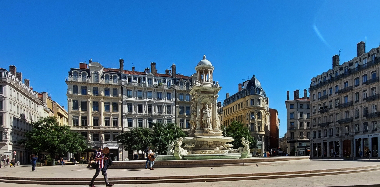 Jakobinerbrunnen in Lyon auf dem Platz der Jakobiner, aufgenommen. 09.2022