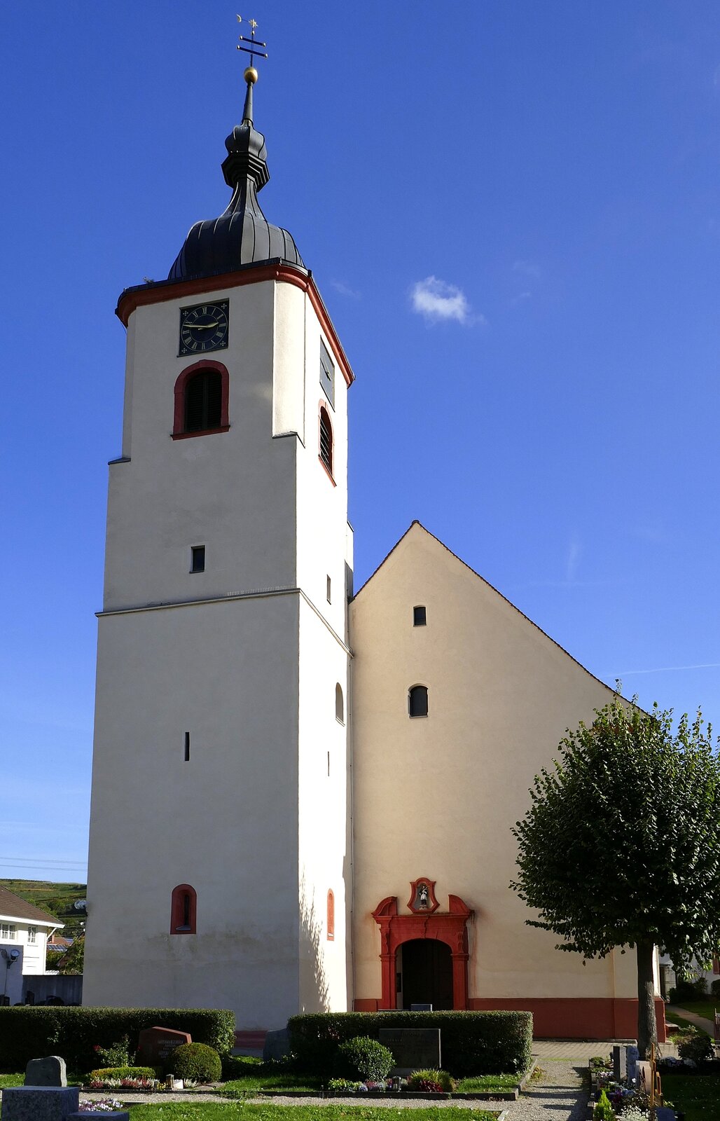 Jechtingen am Kaiserstuhl, die katholische St.Cosmas und Damian, 1765 eingeweiht, Okt.2022