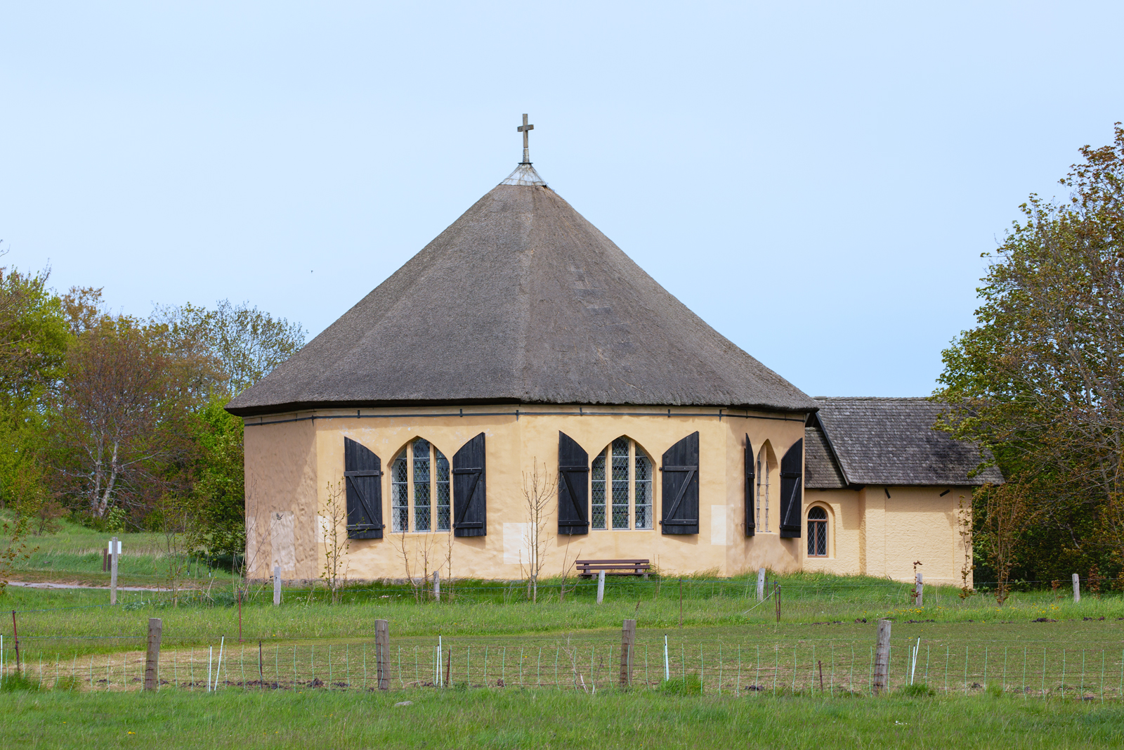 Kapelle in Vitt auf Rgen mit seinem derzeitigen beigen Anstrich. - 09.05.2025
