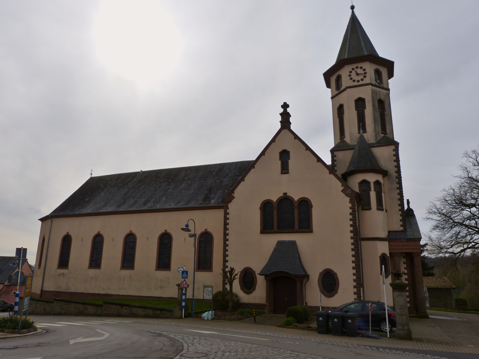 Katholische Kirche in Redange sur Attert. 03.2023