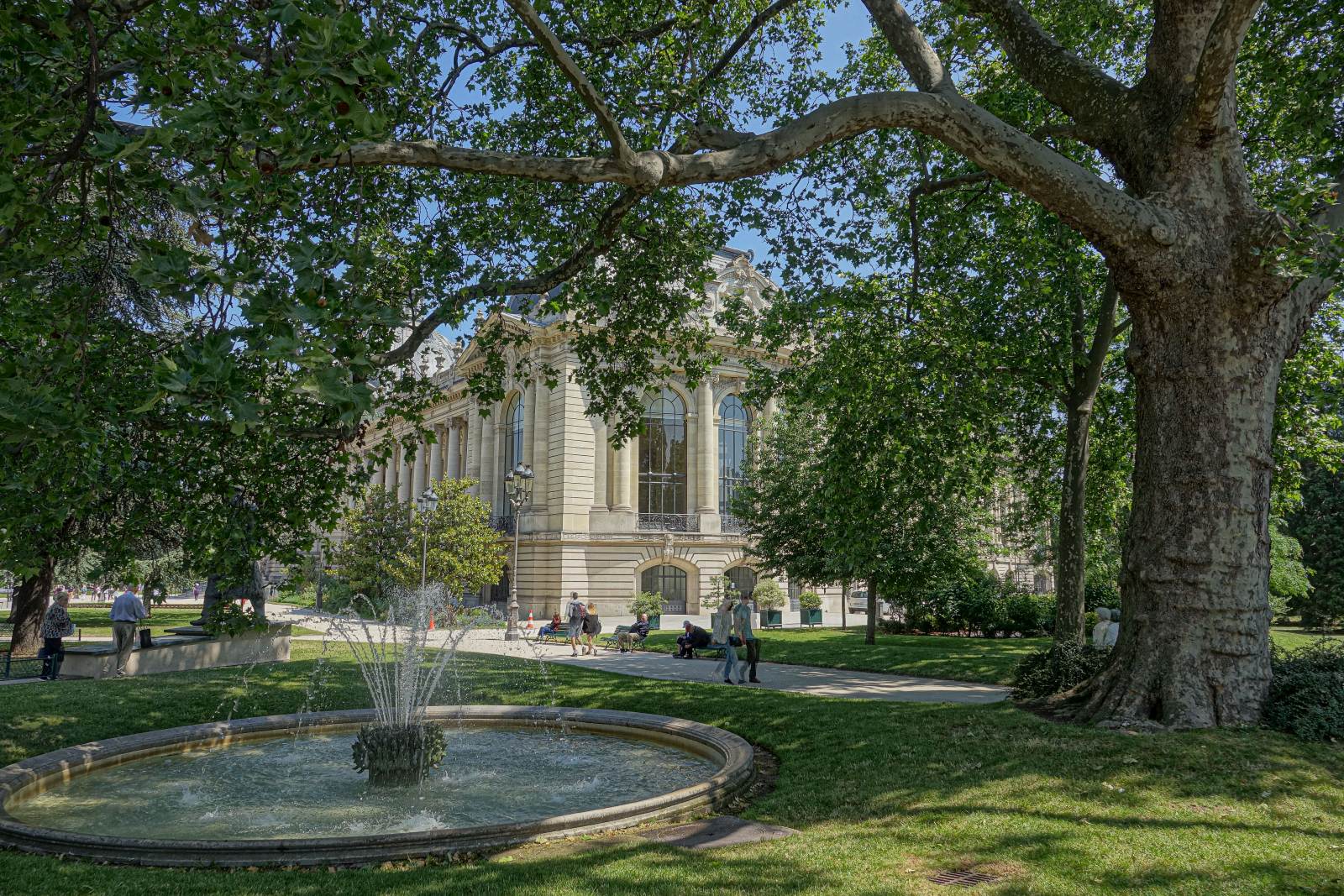 Kiyiv Garden (Jardin de Kiyiv) mit einem schnen Brunnen in Paris. Foto: 06.2023.