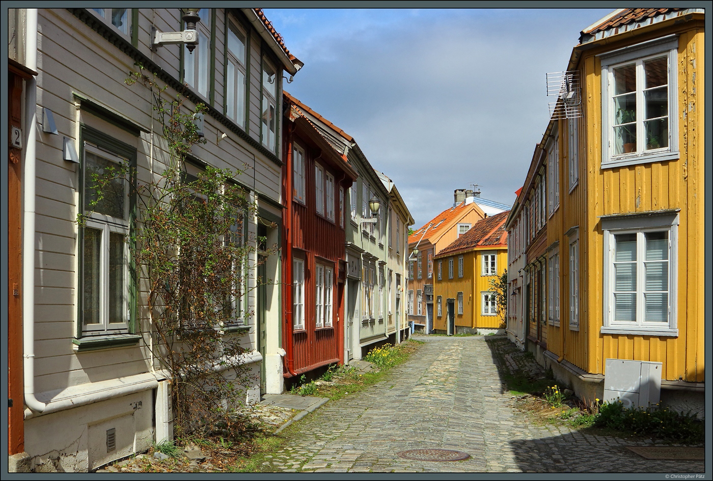 Kleine Holzhuser prgen die historische Altstadt von Trondheim, hier am Trillveita. (24.05.2023)