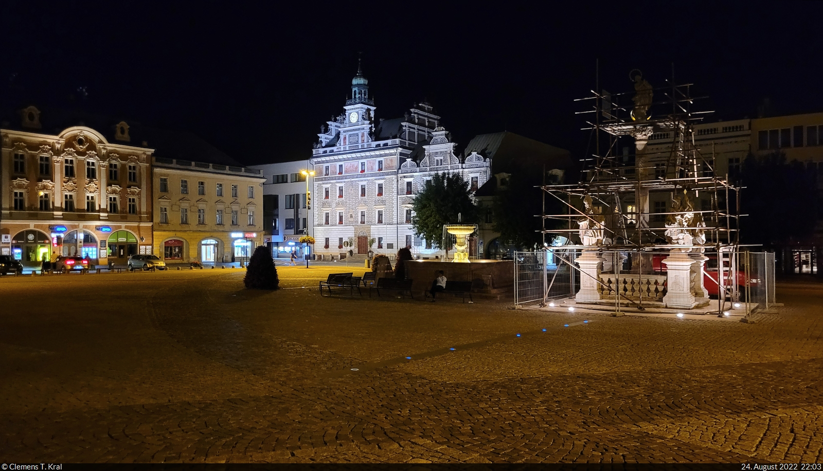 Koln (CZ):
Marktplatz zu spter Stunde mit dem hell erleuchteten restaurierten Rathaus.

🕓 24.8.2022 | 22:03 Uhr