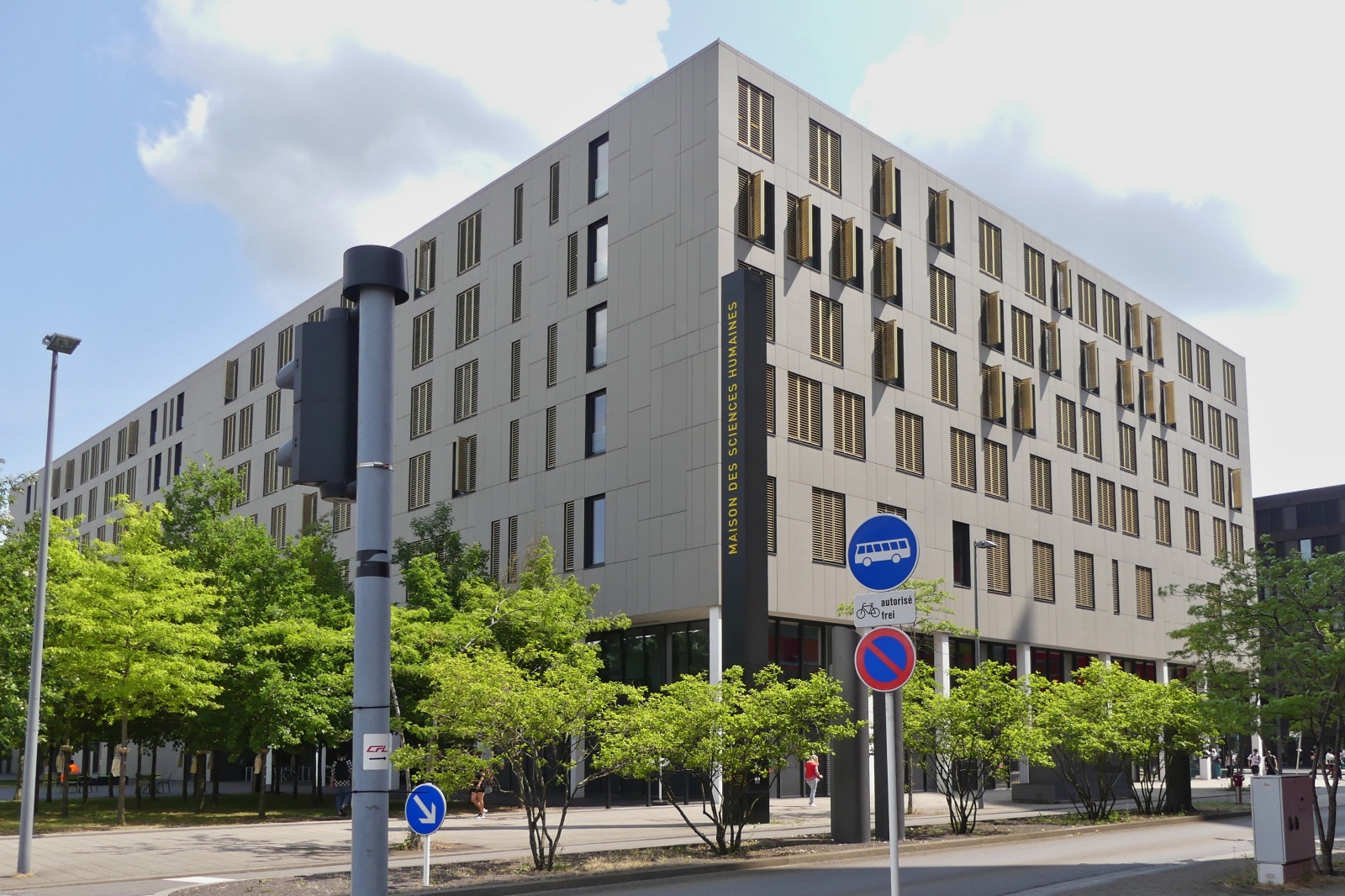 Maison des Sciences Humaines, Haus der Humanwissenschaften),
gehrt zur Uni Luxemburg auf dem Campus Belval in Esch Alzette. 10.07.2023
