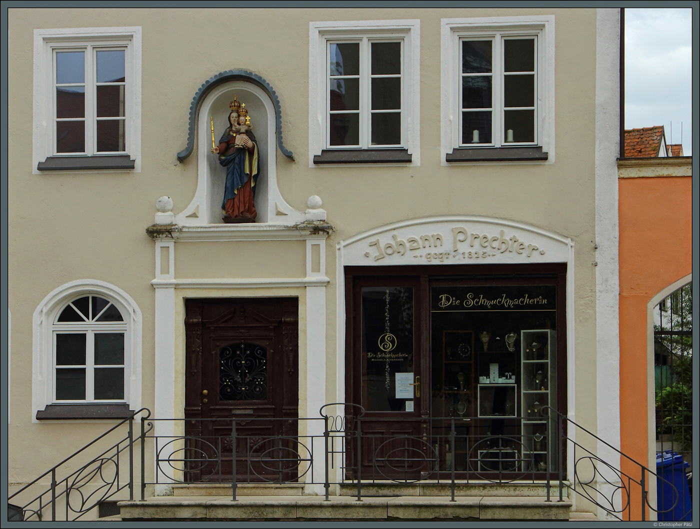 Mit einer Marienfigur geschmckt ist dieses Wohn- und Geschftshaus aus dem 16. Jahrhundert in der Amalienstrae von Neuburg an der Donau. Hier befand sich frher die Buchdruckerei Prechter. (09.10.2023)