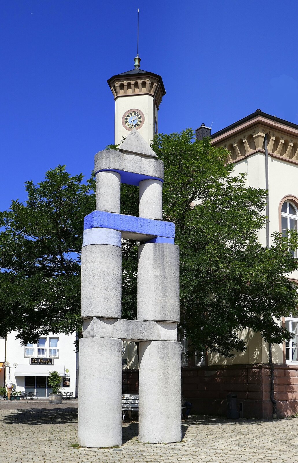 Mllheim in Baden, das Kunstwerk  Stadttor  von Bernd Vlkle steht am Markgrfler Platz, Sept.2021