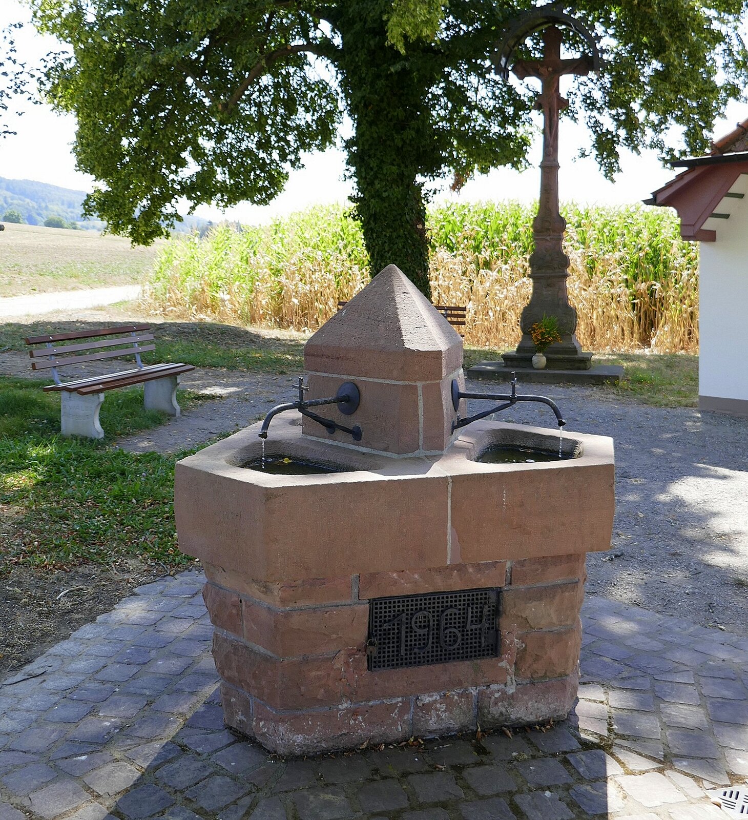 Mnchweier, OT von Ettenheim, der Brunnen an der St.Anna Kapelle, gefertigt 1967 von Franz und Friedrich Billharz, Aug.2022