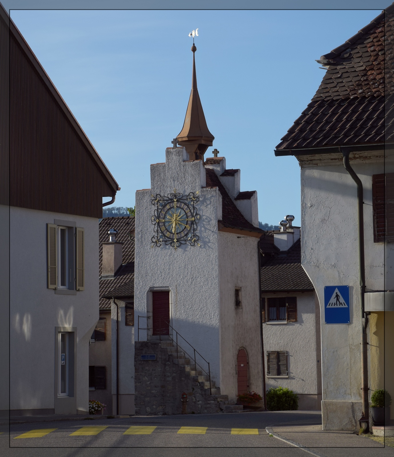 Nach Durchquerung der fast 700 m tiefen Schlucht von Moutier auf der Landstrasse stt man in Courrendlin unvermittelt auf diesen Glockenturm. September 2022.