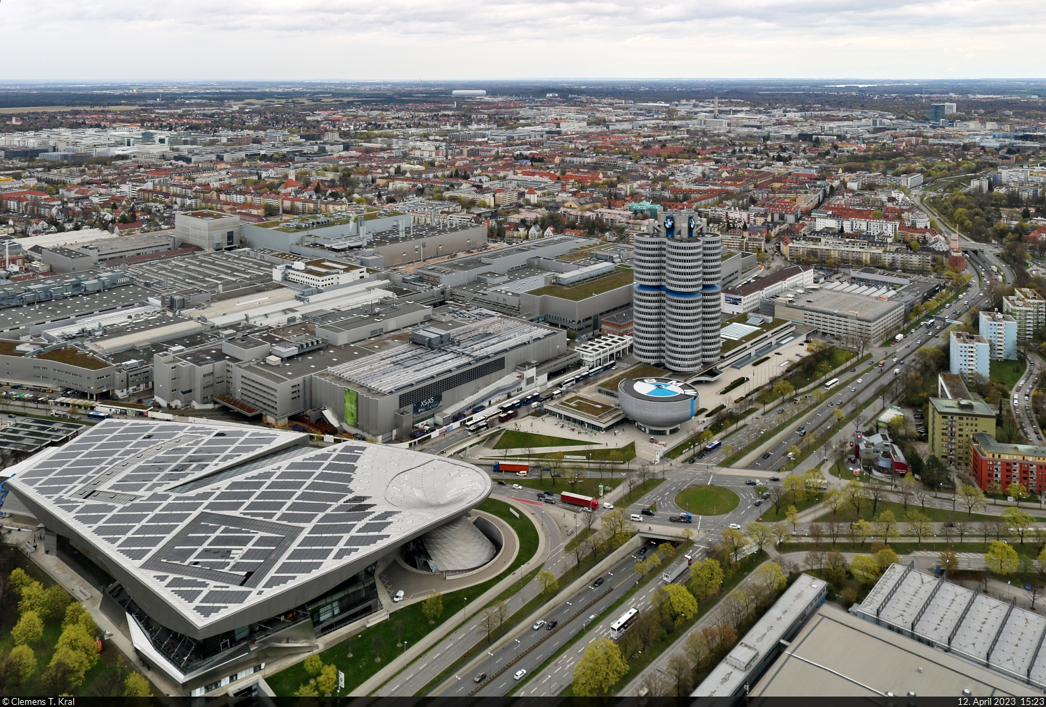 Neben dem Olympiapark schliet sich in Mnchen das BMW-Werk an. Autoliebhaber und -interessierte kommen in der BMW-Welt (links unten) und BMW-Museum (siehe Logo) auf ihre Kosten. Direkt dahinter steht der BMW-Vierzylinder, der als Hauptverwaltungsgebude dient.

🕓 12.4.2023 | 15:23 Uhr