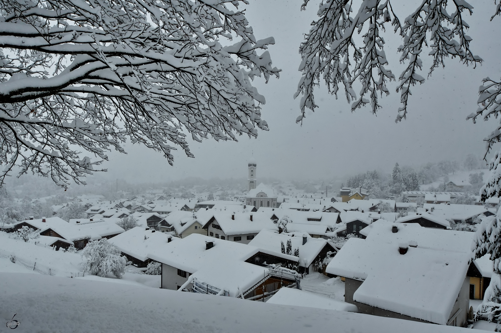 Nesselwang ist ein staatlich anerkannter Luftkurort im Ostallgu und hier Anfang Dezember 2023 im winterlichen Kleid zu sehen.