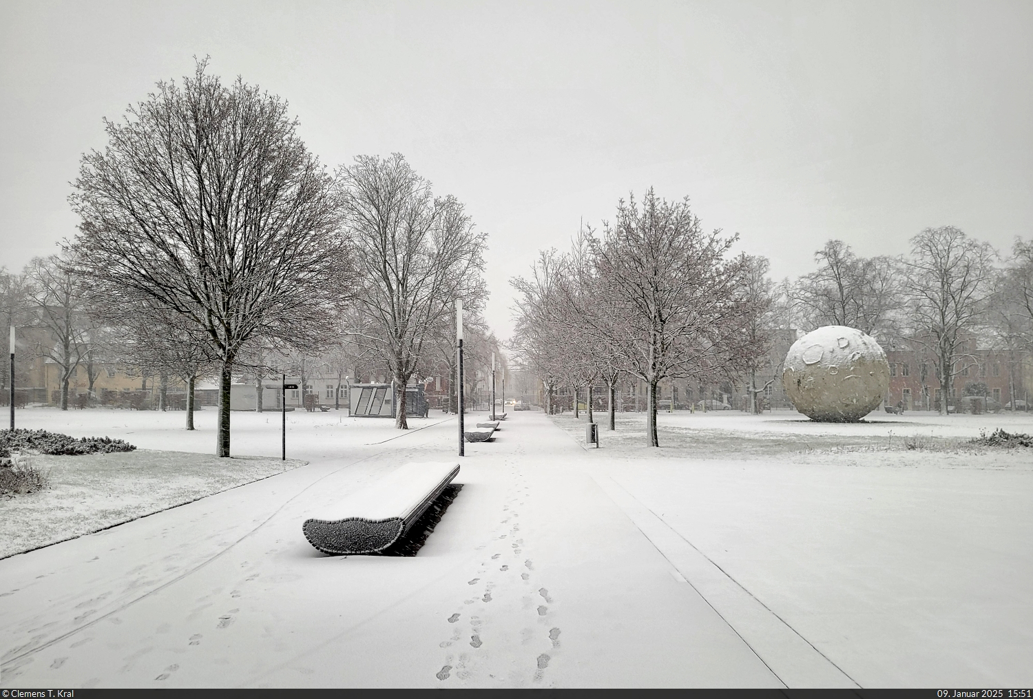 Neues Jahr, neuer Schnee: weie Bnke und gezuckerter  Mond  auf der Herrenbreite – einem zentral gelegenen Park in Aschersleben.

🕓 9.1.2025 | 15:51 Uhr
