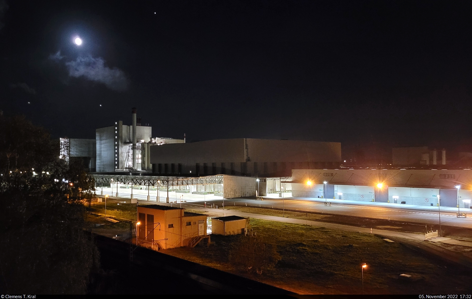 Nur der Mond schaut zu:
Lichterfahrt mit einem Sonderzug durch die Tagebau-Kraftwerke im Lausitzer Braunkohlerevier. Soeben geht es am Industriepark Schwarze Pumpe entlang.

🕓 5.11.2022 | 17:32 Uhr