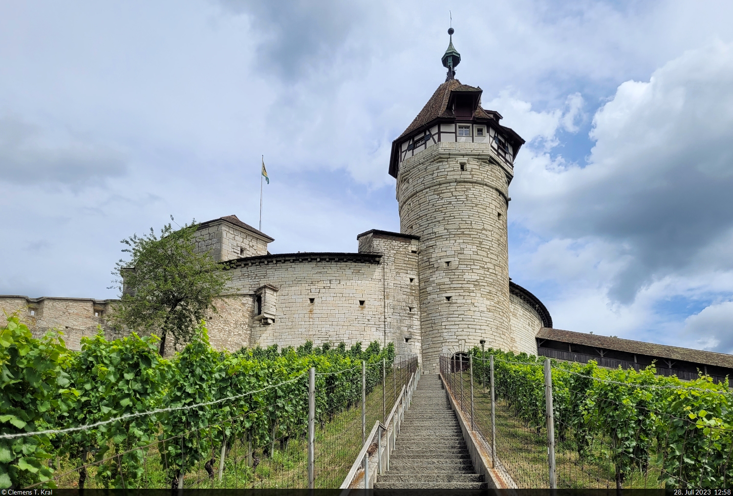 Ordentlich zu klettern hat man zur Festung Munot, dem Wahrzeichen der Stadt Schaffhausen (CH). Die Treppe des Munotstiegs fhrt entlang eines Weinbergs.

🕓 28.7.2023 | 12:58 Uhr