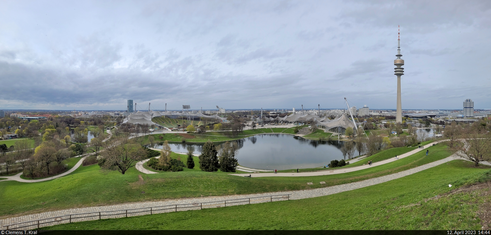 Panorama vom Olympiapark in Mnchen: im Vordergrund der Olympiasee, dahinter das Olympiastadion, die Olympiahalle und der 291 Meter hohe Olympiaturm.

🕓 12.4.2023 | 14:44 Uhr