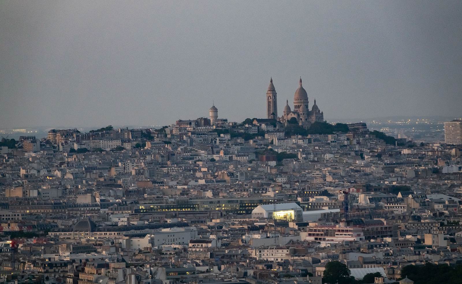 Paris vom Eiffel Turm, in Blickrichtung Nord. Auf dem Foto ist der Stadteil Mont Marte mit dem Sacr-Coeur zu sehen. Aufnahmedatum: 02.06.2023.