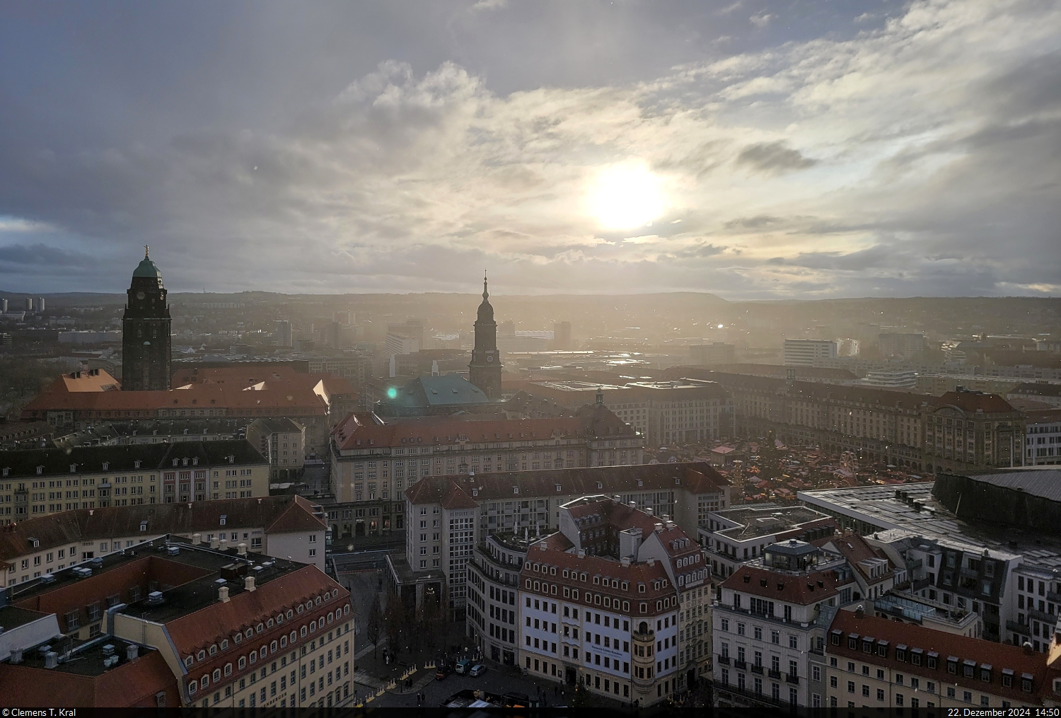 Regen und Sonnenschein: besondere Lichtstimmung ber der Dresdner Altstadt, als die Sonnenstrahlen durch die Wolkendecke scheinen. Markant sind dabei die Spitze des Rathauses und der Kreuzkirche. Im rechten Bildteil, auf dem Altmarkt, findet der Striezelmarkt statt.
Aufgenommen von der 67 Meter hohen Kuppel der Frauenkirche.

🕓 22.12.2024 | 14:50 Uhr