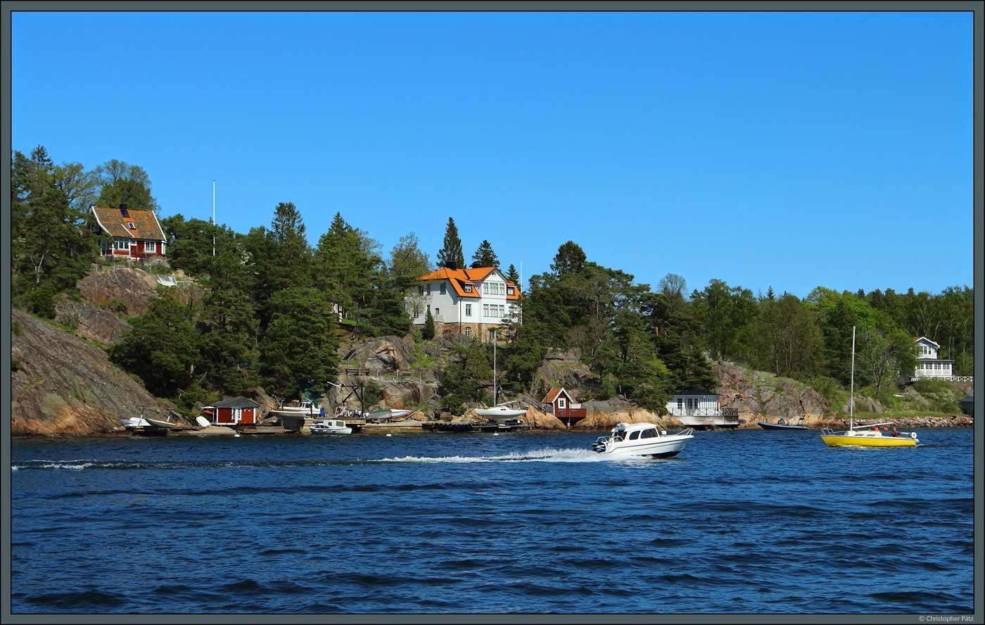 Reger Bootsverkehr herrscht am 18.05.2023 vor der Insel Vrholma im Stockholmer Schrengarten. 