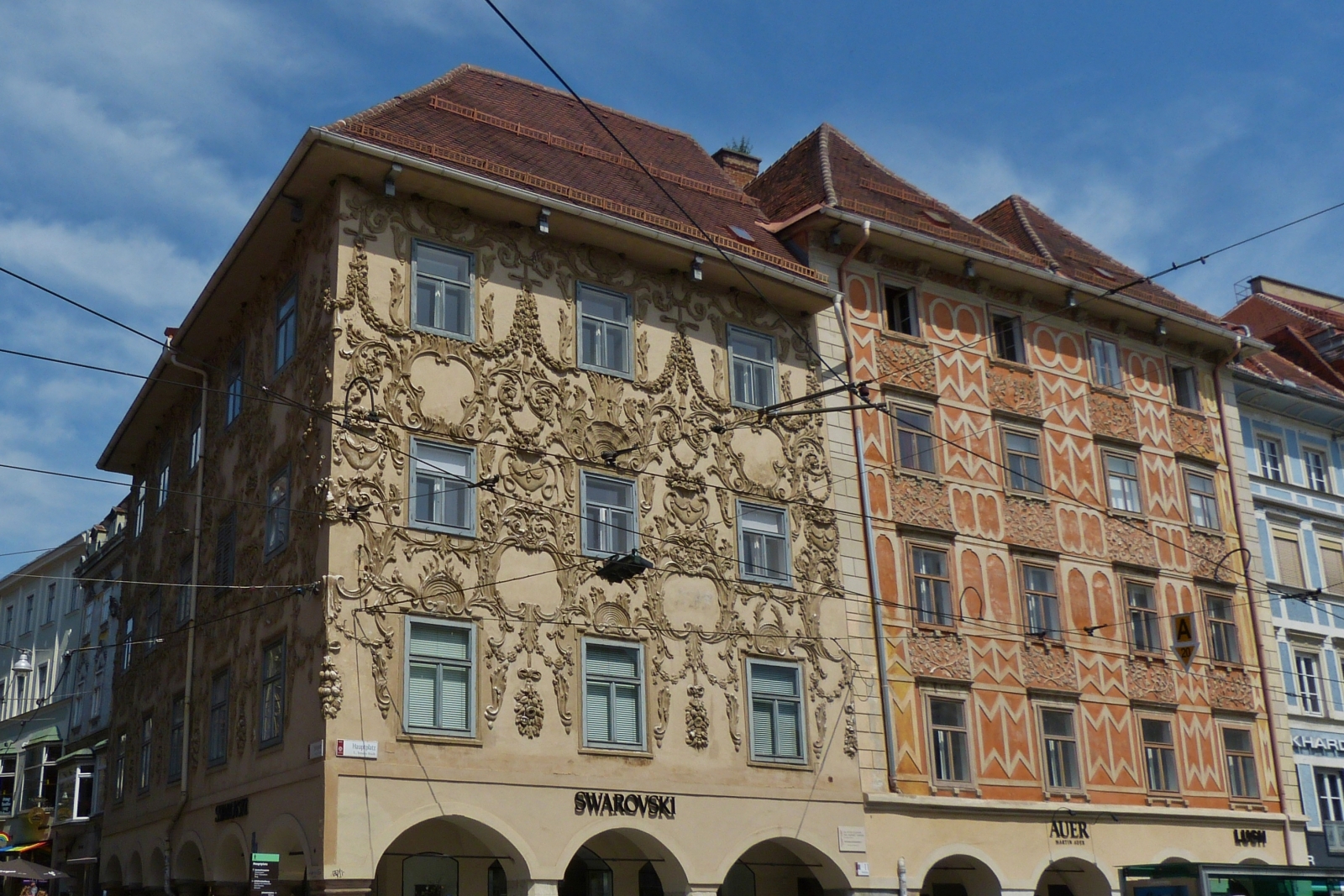 Reich verzierte Fassade mit Stuckornamente am Luegg Haus an der Ecke Hauptplatz und Sporgasse. 02.06.2023