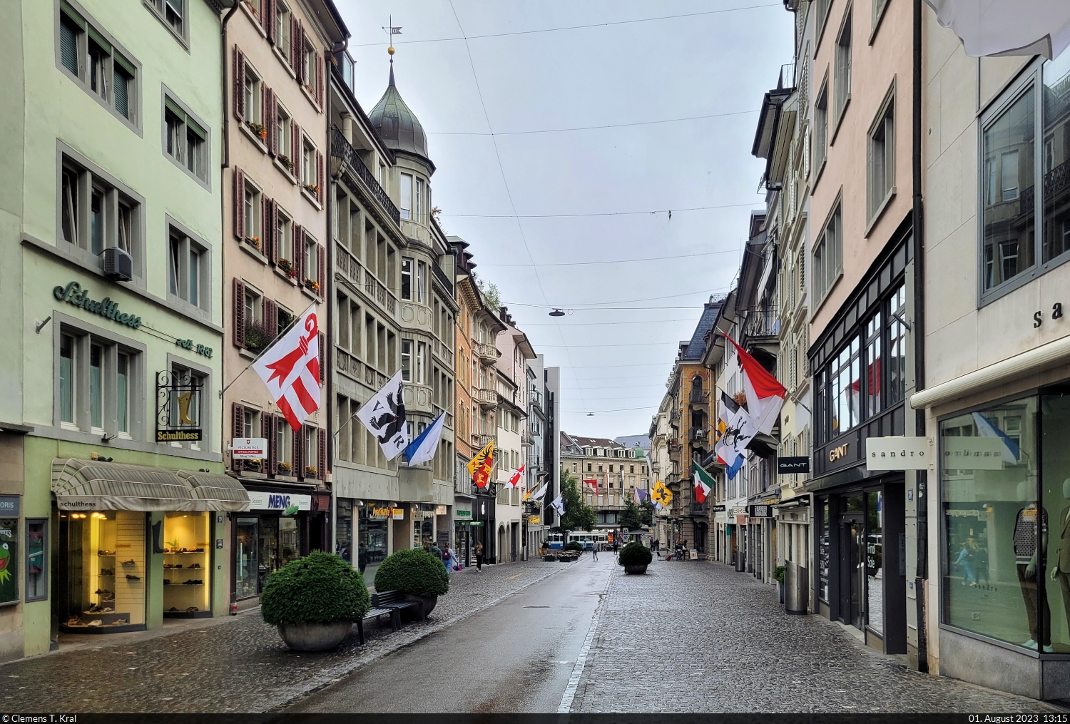 Rennweg in Zrich (CH), zum Nationalfeiertag herrlich leer, da alle Geschfte zu sind und das Wetter nicht mitspielte.

🕓 1.8.2023 | 13:15 Uhr