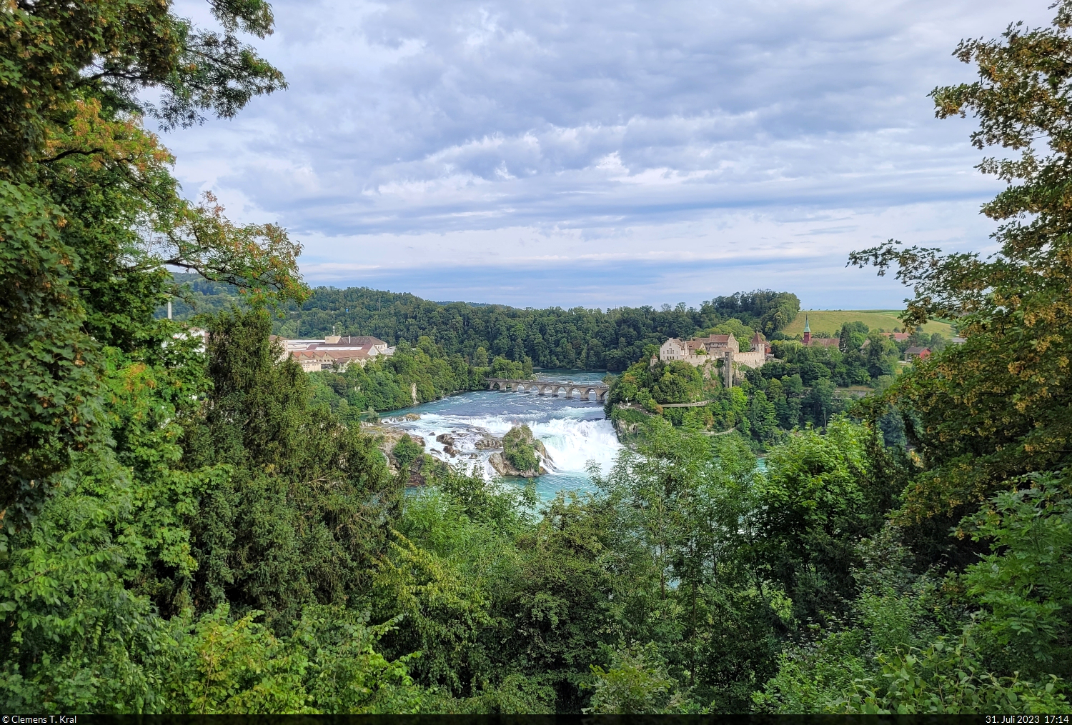 Rheinfall mit Schloss Laufen (CH) und Bahnbrcke ber den Rhein, erspht von der Rhenaniaterrasse in Neuhausen am Rheinfall.

🕓 31.7.2023 | 17:14 Uhr