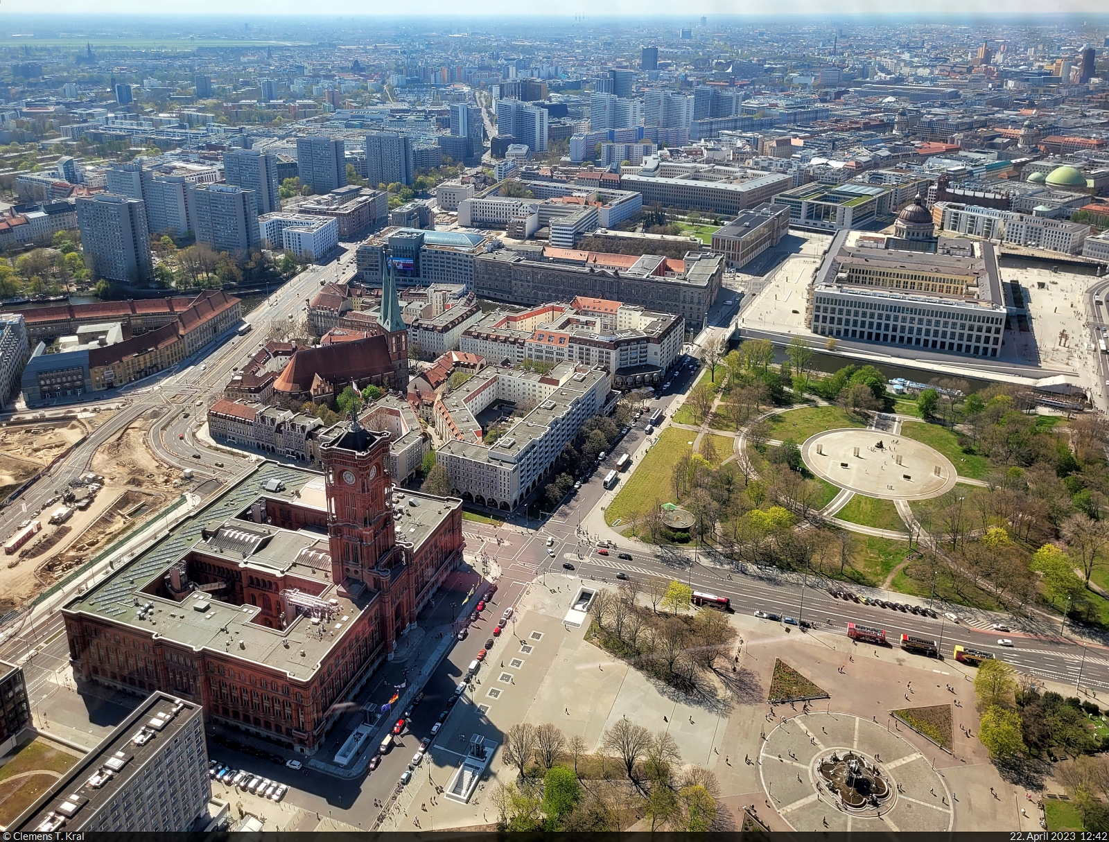 Rotes Rathaus, Nikolaikirche und hinten rechts das neue Humboldt-Forum in Berlin von oben – natrlich vom Fernsehturm.

🕓 22.4.2023 | 12:42 Uhr