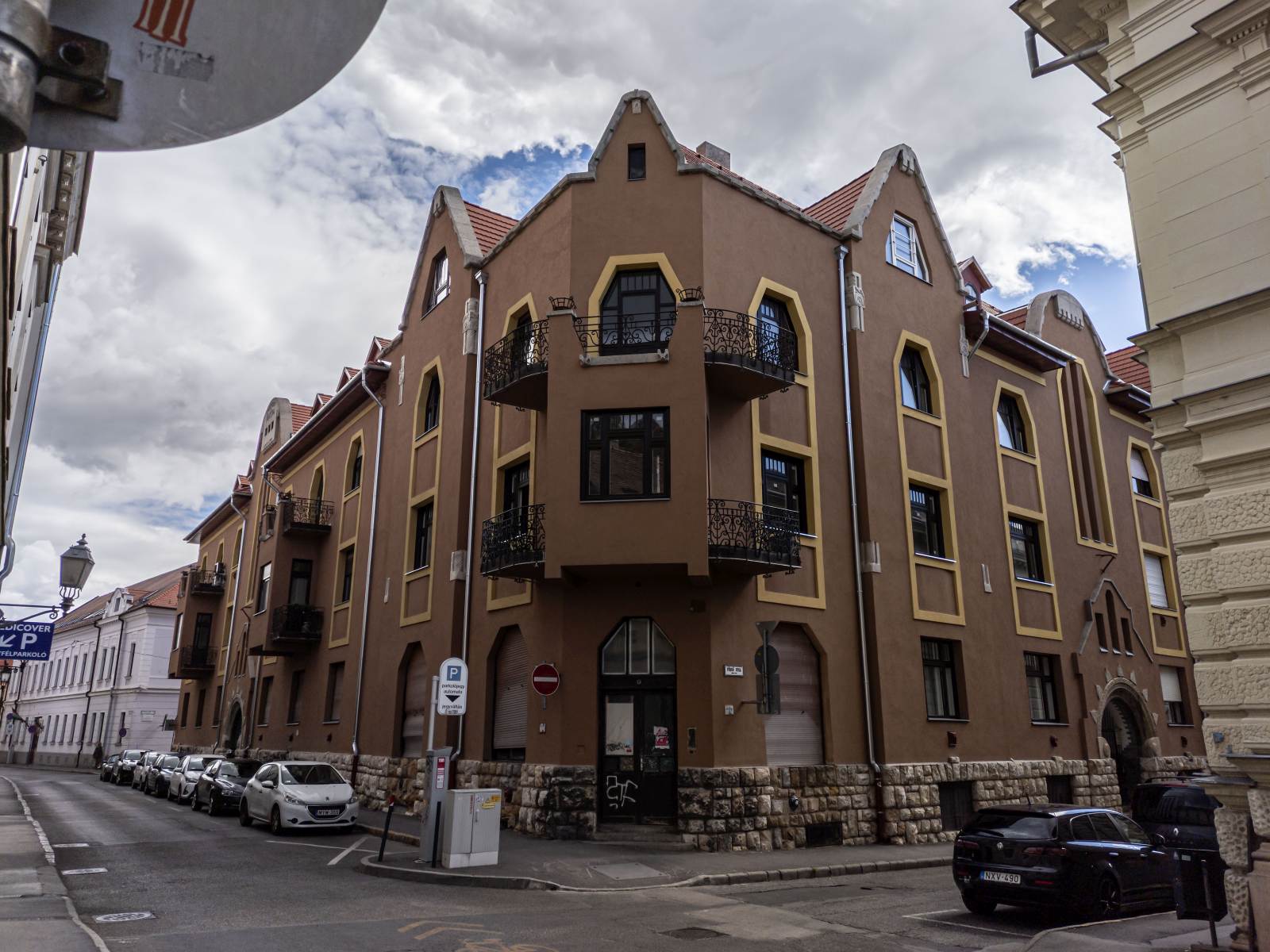 Schn saniertes Mehrfamielienhaus in der Innenstadt von Pcs, in der nhe der Synagoge. Foto: Sommer 2022.