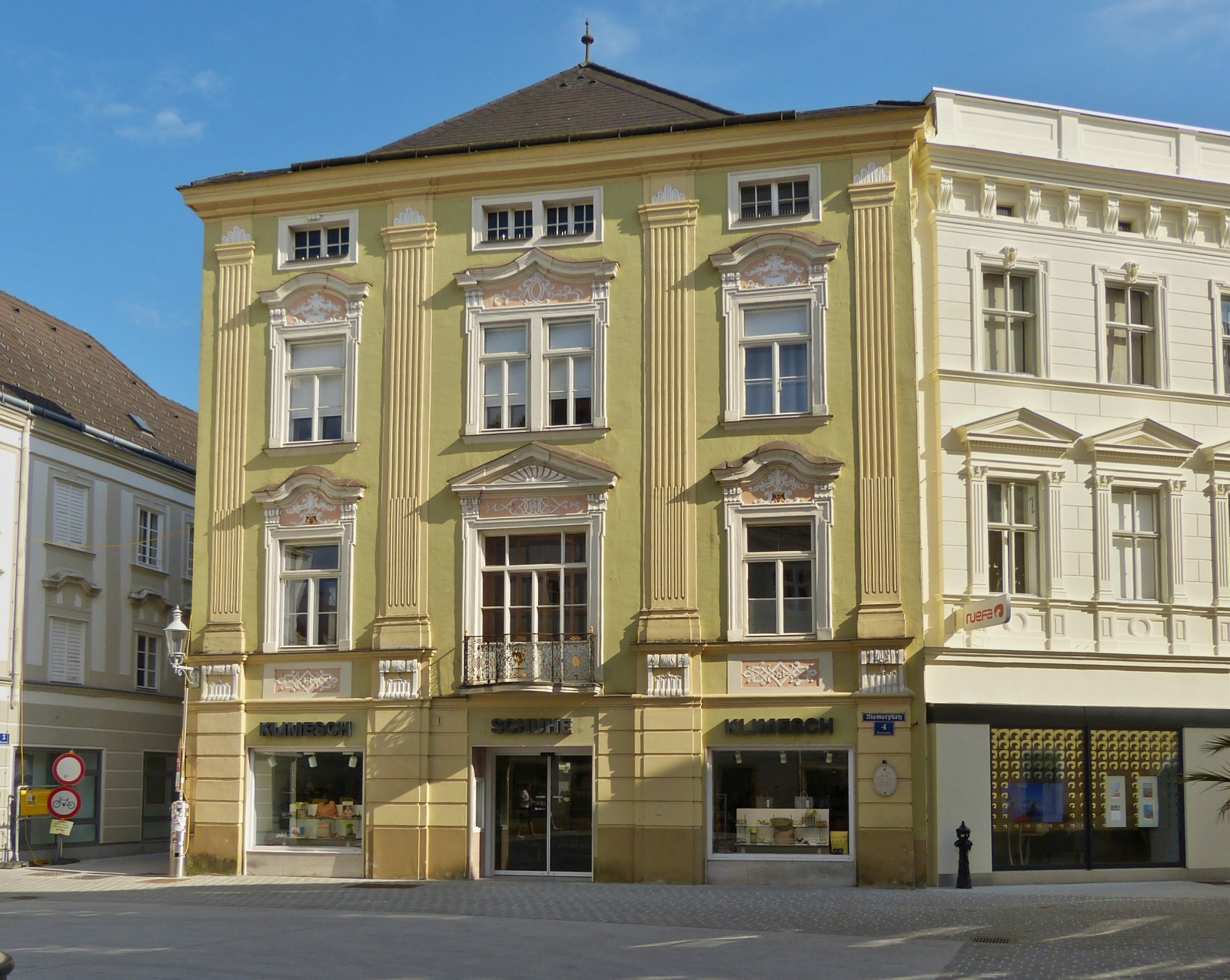 Schne verzierte Fassade an einem Gebude am Riemerplatz in St. Plten. 03.06.2023