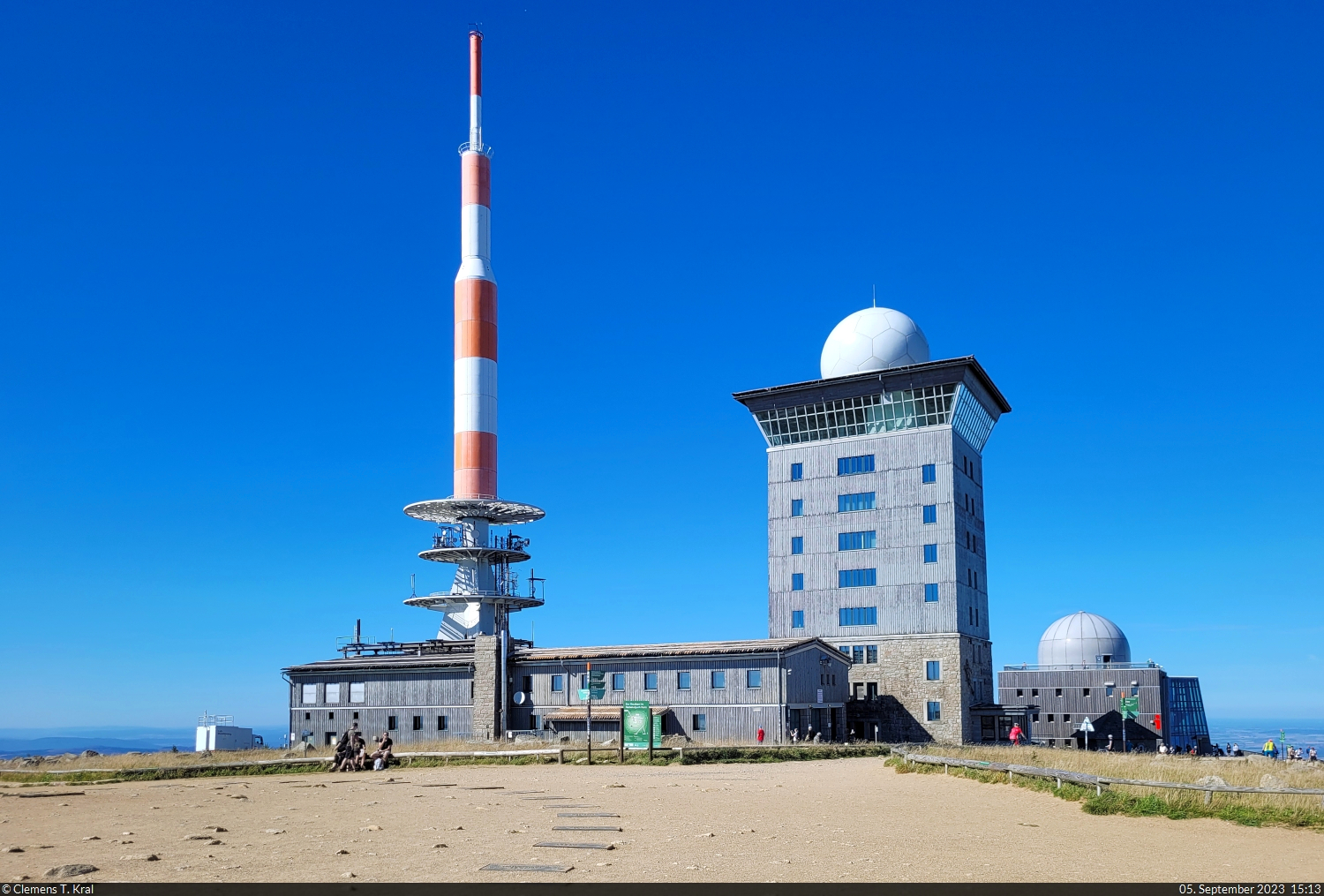 Sendemast, Brockenhotel und Brockenhaus bei bestem sptsommerlichen Wetter, ohne Wind, ohne viele Menschen und ohne Wolken am Himmel.

🕓 5.9.2023 | 15:13 Uhr