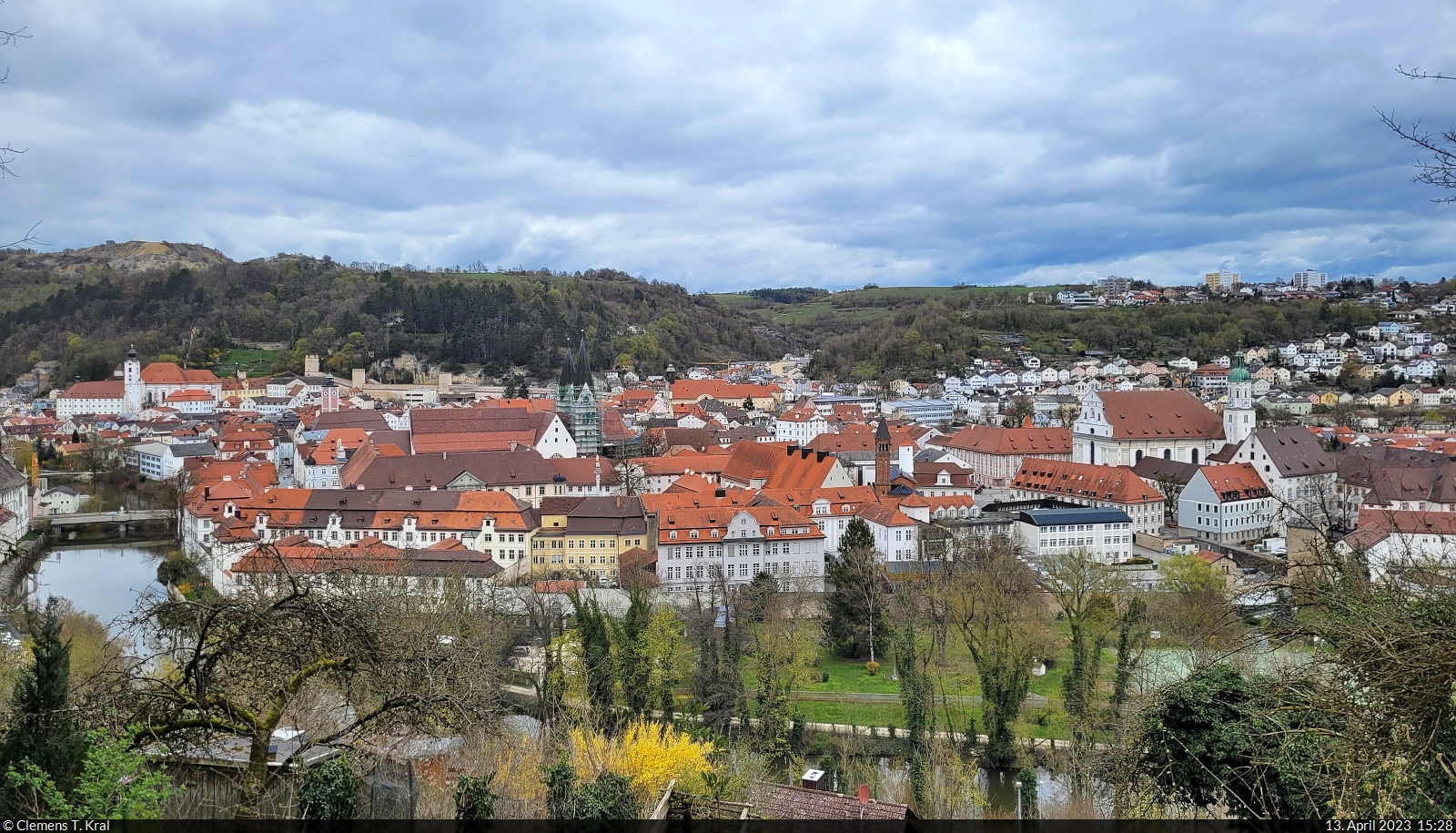 Sicht auf Eichsttt vom Kanapeeweg mit ihren vielen Kirchen. V.l.n.r.: die Abtei St. Walburg, der Turm des Rathauses, der Dom Mari Himmelfahrt, die evangelisch-lutherische Erlserkirche und die Schutzengelkirche.

🕓 13.4.2023 | 15:28 Uhr