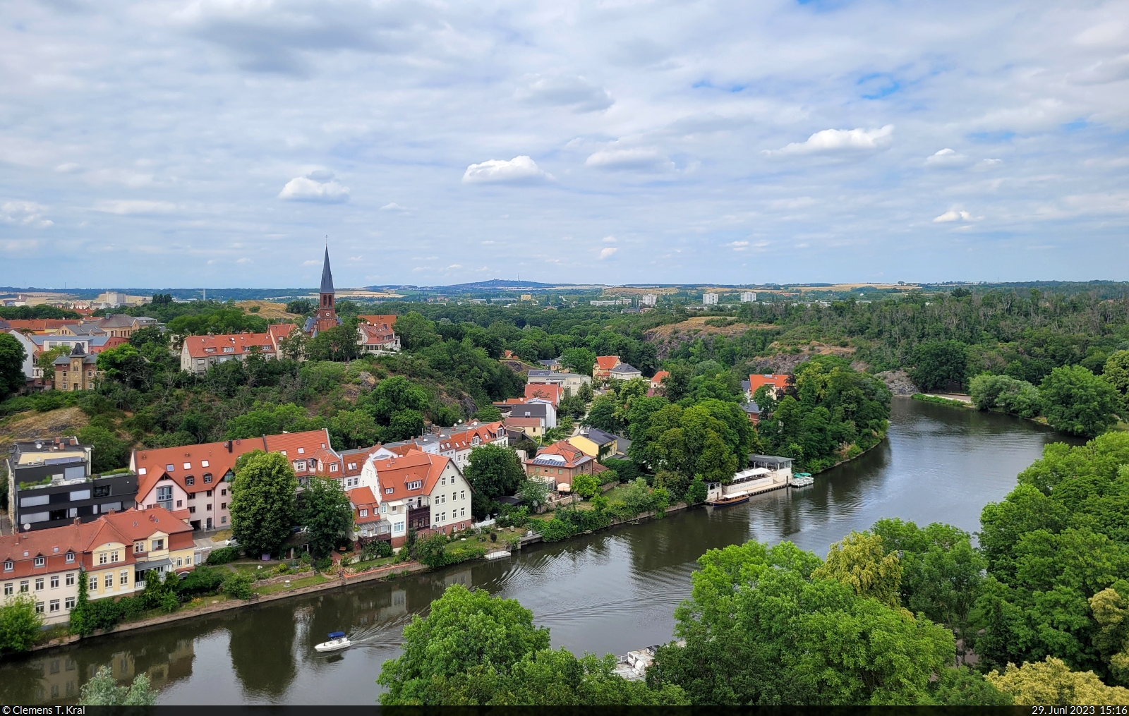 Sicht von der Oberburg Giebichenstein auf den Stadtteil Krllwitz in Halle an der Saale, mit der evangelischen Petruskirche und im Hintergrund dem Petersberg.

🕓 29.6.2023 | 15:16 Uhr