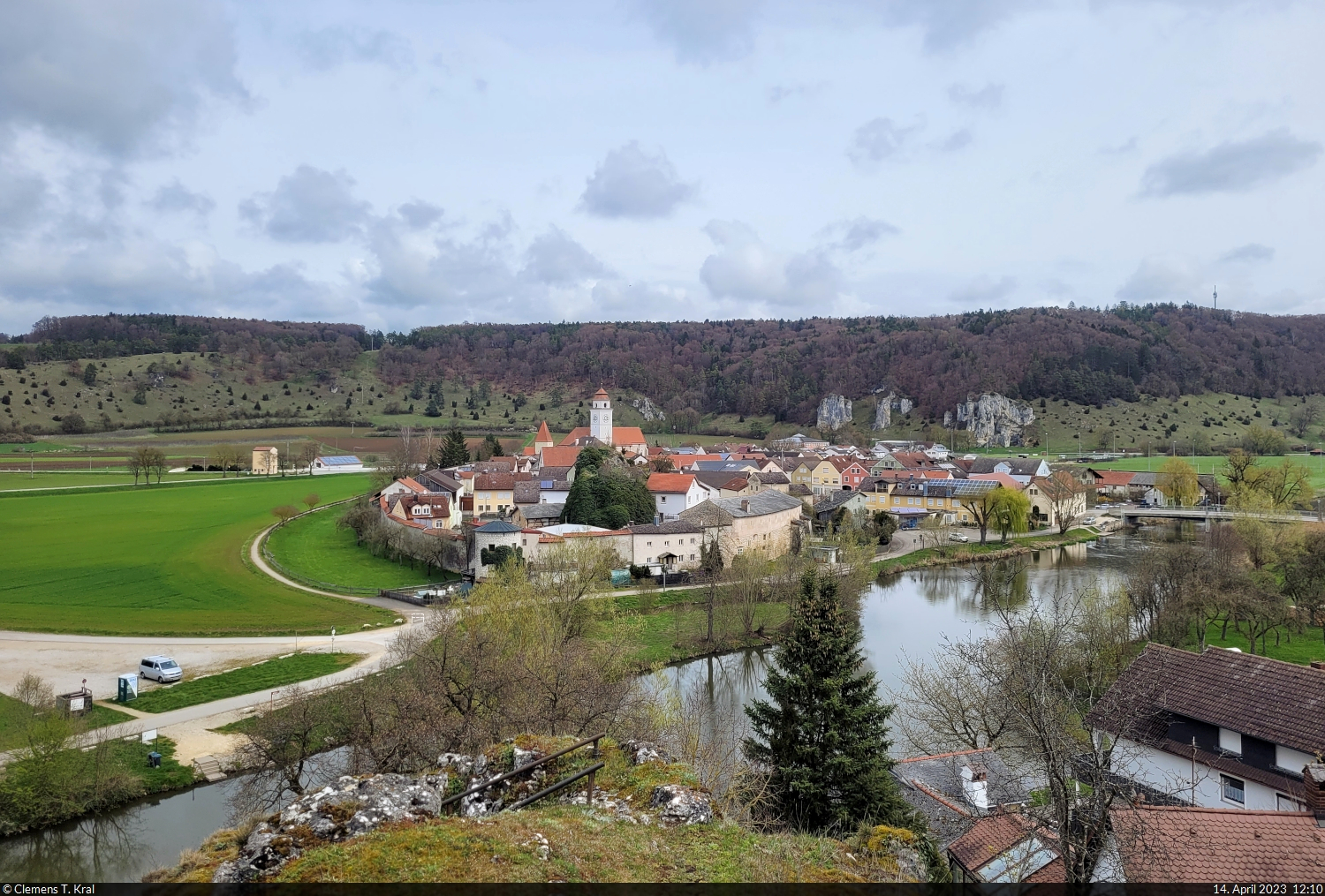 Sicht vom Stupberg auf die nrdlich der Altmhl gelegenen Huser des Markts Dollnstein. Dort stehen u.a. die Burg Dollnstein und die Kirche  St. Peter und Paul .

🕓 14.4.2023 | 12:10 Uhr