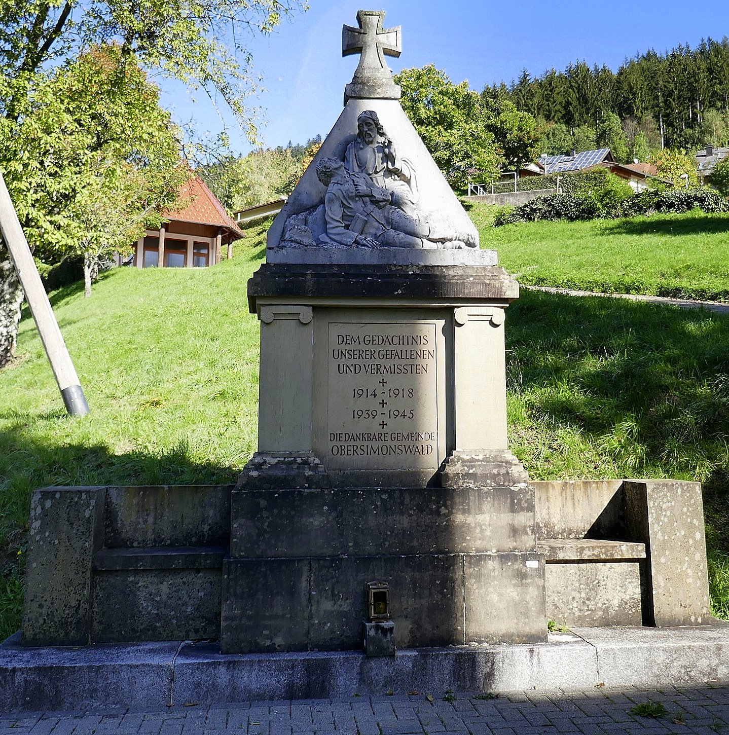 Simonswald, Denkmal fr die Gefallenen der beiden Weltkriege, neben der Kirche St.Josef, Okt.2022