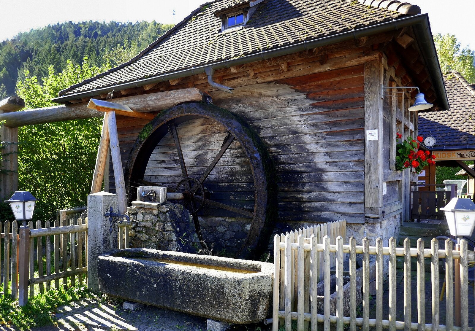 Simonswald, die Kronen Mhle von 1800, wurde hier auf dem Sgplatz im Ortszentrum als Museumsbau neu aufgebaut, Okt.2022