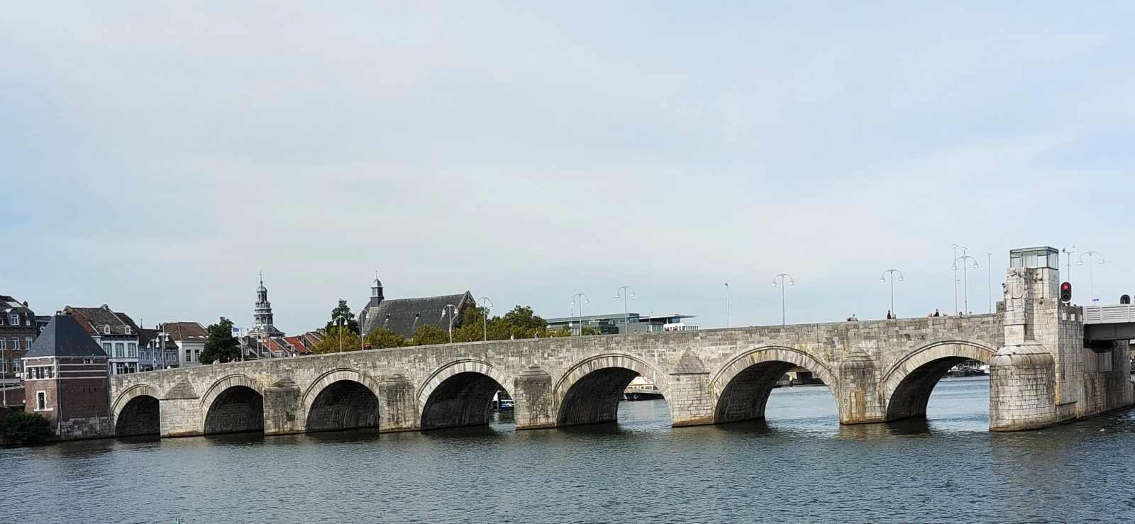 Sint Servaasbrug, berspannt die Maas in Maastricht auf einer Lnge von 160 m, sie Dient als Fugnger und Fahrradbrcke. 
Errichtet wurde die Brcke von 1280 bis 1298, (Wikipedia) Aufgenommen bei einer Schiffsrundfahrt auf der Maas. (Jeanny) 06.10.2023