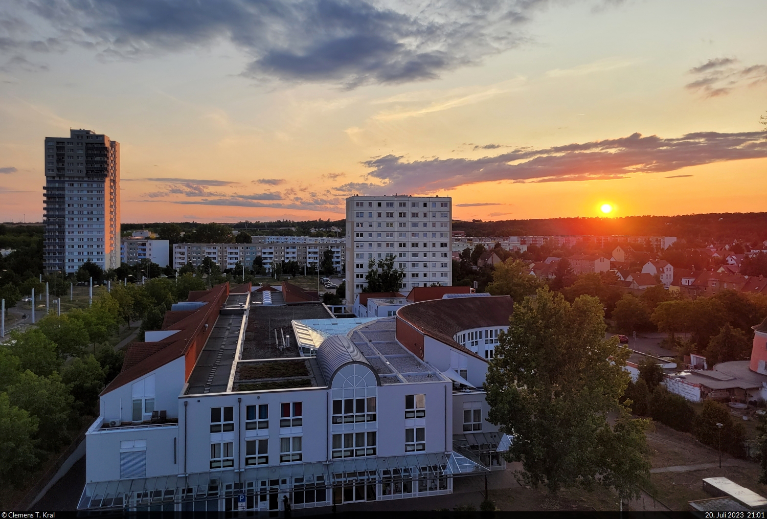 Sonnenuntergang in der Westlichen Neustadt in Halle (Saale). Im Vordergrund das Einkaufszentrum Eselsmhle.

🕓 20.7.2023 | 21:01 Uhr